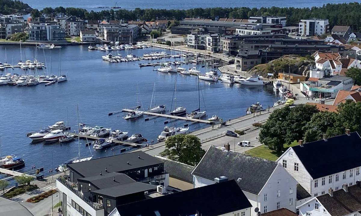 Mandal Gjestehavn: {"base": "no", "no": "Utsikt s\u00f8rover fra utsiktsplassen over byen.", "se": "Utsikt s\u00f6derut fr\u00e5n utsiktsplatsen \u00f6ver staden.", "en": "View southward from the lookout point over the city.", "da": "Udsigt sydp\u00e5 fra udsigtspladsen over byen."}