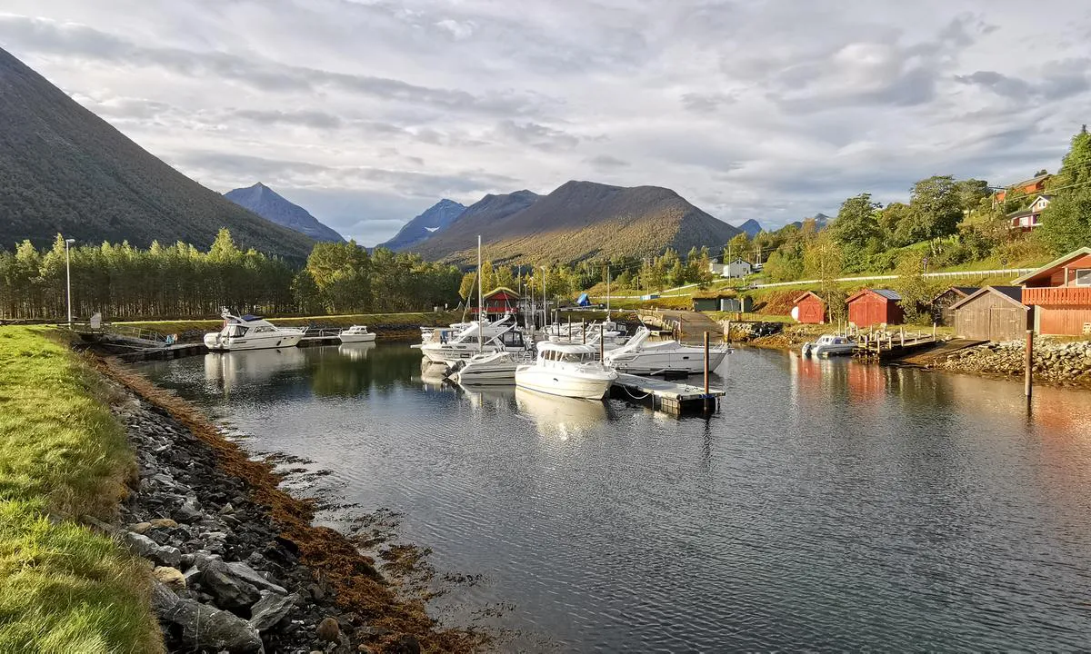 Måndalen Småbåtforening: {"base": "no", "no": "Gjestebrygge til venstre i bildet", "se": "G\u00e4stbrygga till v\u00e4nster i bilden", "en": "Guest pier to the left in the picture", "da": "G\u00e6stebro til venstre i billedet"}