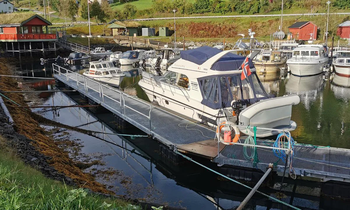 Måndalen Småbåtforening: {"base": "no", "no": "Flytebrygge av Grating.", "se": "Flytbrygga av Gallerd\u00e4ck.", "en": "Floating pier of Grating.", "da": "Flydebro af Grating."}