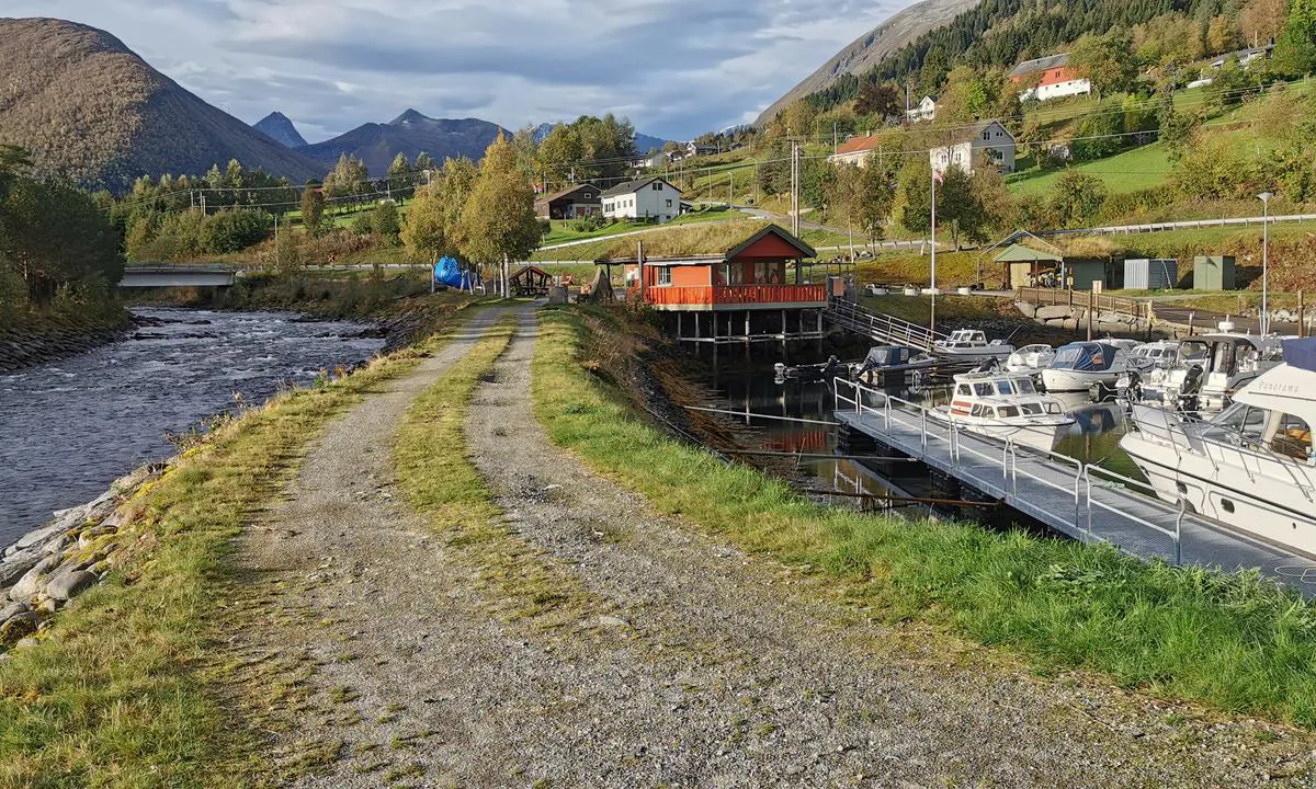Måndalen Småbåtforening: {"base": "no", "no": "Elva M\u00e5na og moloen. Service bygg midt i bildet", "se": "Floden M\u00e5na och v\u00e5gbrytaren. Servicebyggnad mitt i bilden", "en": "The River M\u00e5na and the breakwater. Service building in the middle of the picture", "da": "M\u00e5na-floden og molen. Servicebygningen midt i billedet"}
