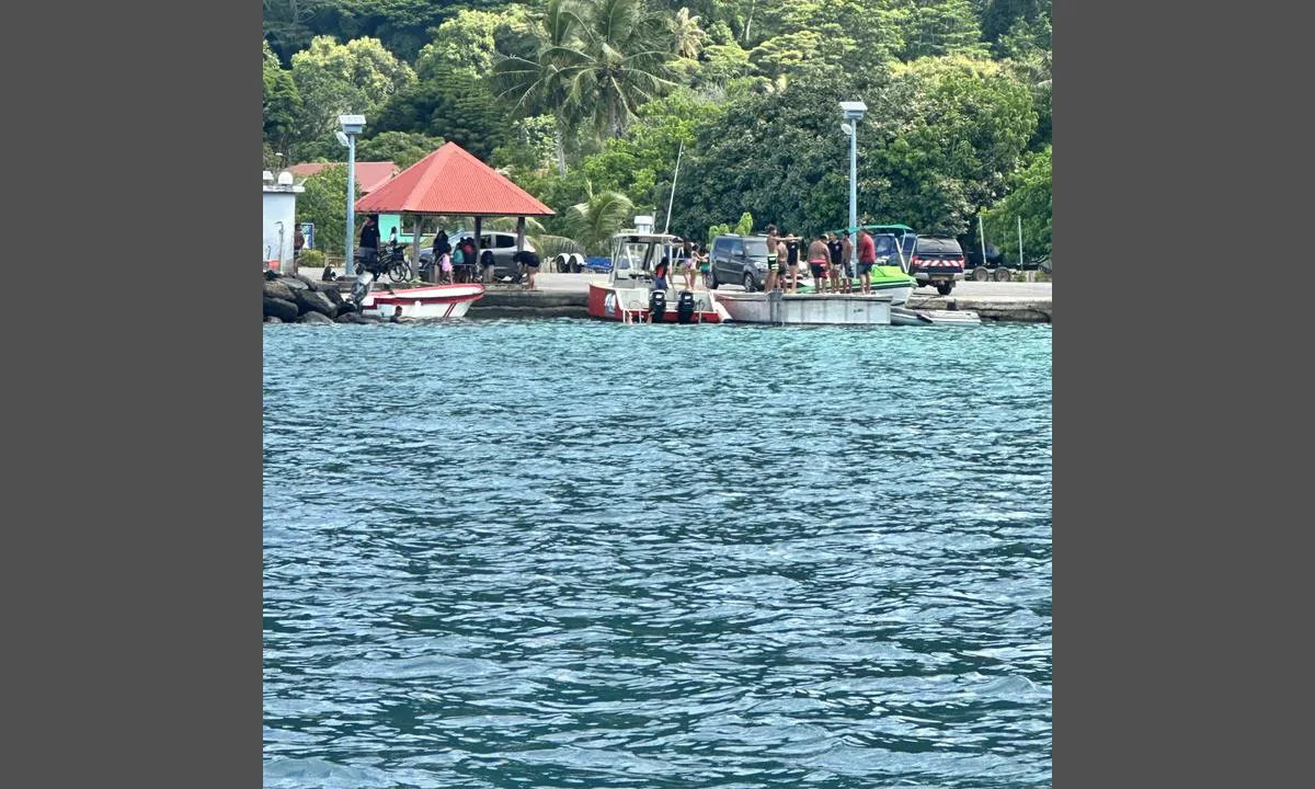 Mangareva: {"base": "no", "no": "Fra offentlig kai hvor frakte b\u00e5ten legger til", "se": "Fr\u00e5n offentlig kaj d\u00e4r fraktfartyget l\u00e4gger till", "en": "From the public quay where the cargo boat berths", "da": "Fra offentlig kaj hvor fragt b\u00e5den l\u00e6gger til", "fr": "Depuis le quai public o\u00f9 accoste le bateau de marchandises", "de": "Vom \u00f6ffentlichen Kai, wo das Frachtschiff anlegt", "es": "Desde el muelle p\u00fablico donde atraca el barco de carga", "it": "Dalla banchina pubblica dove attracca la nave da trasporto", "pt": "Do cais p\u00fablico onde atraca o barco de carga", "nl": "Van de openbare kade waar de vrachtboot aanlegt", "pl": "Od publicznego nabrze\u017ca, gdzie przybija statek transportowy", "uk": "\u0412\u0456\u0434 \u0433\u0440\u043e\u043c\u0430\u0434\u0441\u044c\u043a\u043e\u0433\u043e \u043f\u0440\u0438\u0447\u0430\u043b\u0443, \u0434\u0435 \u0448\u0432\u0430\u0440\u0442\u0443\u0454\u0442\u044c\u0441\u044f \u0432\u0430\u043d\u0442\u0430\u0436\u043d\u0435 \u0441\u0443\u0434\u043d\u043e", "ro": "De la cheiul public unde acosteaz\u0103 barca de transport", "tr": "Nakliye gemisinin yana\u015ft\u0131\u011f\u0131 kamu iskelesinden", "el": "\u0391\u03c0\u03cc \u03c4\u03b7 \u03b4\u03b7\u03bc\u03cc\u03c3\u03b9\u03b1 \u03c0\u03c1\u03bf\u03b2\u03bb\u03ae\u03c4\u03b1 \u03cc\u03c0\u03bf\u03c5 \u03b4\u03ad\u03bd\u03b5\u03b9 \u03c4\u03bf \u03c0\u03bb\u03bf\u03af\u03bf \u03bc\u03b5\u03c4\u03b1\u03c6\u03bf\u03c1\u03ac\u03c2", "cs": "Z ve\u0159ejn\u00e9ho mola, kde kotv\u00ed n\u00e1kladn\u00ed lo\u010f", "hu": "A nyilv\u00e1nos rakpartt\u00f3l, ahol a tehersz\u00e1ll\u00edt\u00f3 haj\u00f3 kik\u00f6t", "fi": "Julkiselta laiturilta, jonne rahtivene kiinnittyy", "bg": "\u041e\u0442 \u043e\u0431\u0449\u0435\u0441\u0442\u0432\u0435\u043d\u043e\u0442\u043e \u043a\u0435\u044f, \u043a\u044a\u0434\u0435\u0442\u043e \u0442\u043e\u0432\u0430\u0440\u0438 \u043a\u043e\u0440\u0430\u0431\u044a\u0442 \u0441\u0435 \u043f\u0440\u0438\u0431\u043b\u0438\u0436\u0430\u0432\u0430", "sr": "Od javnog pristani\u0161ta gde pristaje teretni brod", "et": "Avalikust kaiast, kuhu lastilaev sildub", "lv": "No sabiedrisk\u0101 piest\u0101tne, kur piebrauc p\u0101rvad\u0101jums", "lt": "Nuo vie\u0161o prieplaukos, kur prisi\u0161vartuoja krovininis laivas"}