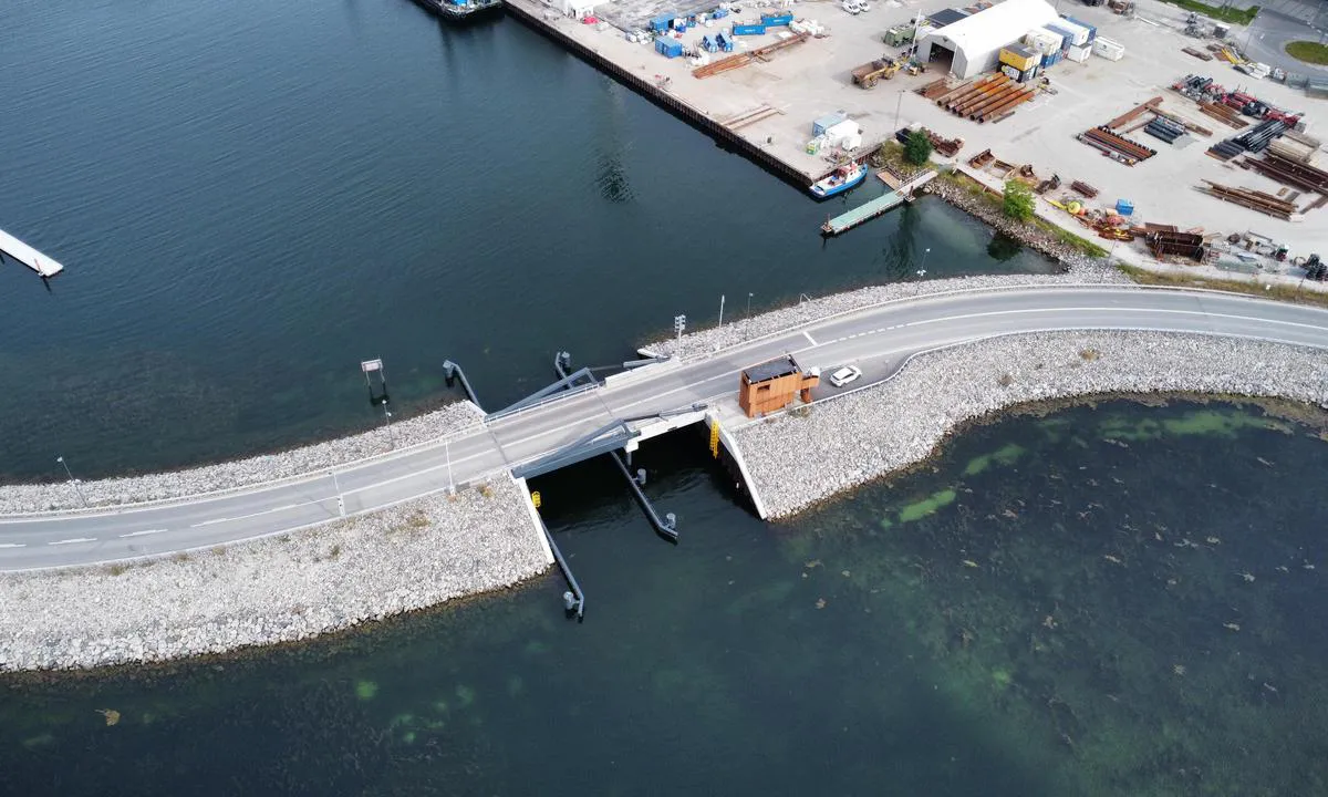 Margretheholms Havn: {"base": "da", "no": "Magretheholm / Lynetten. Brygge - innseiling.", "se": "Margreteholm / Lynetten. Brygga - insegling.", "en": "Margretheholm / Lynetten. Pier - entrance.", "da": "Magretheholm / Lynetten. Bro - indsejling."}