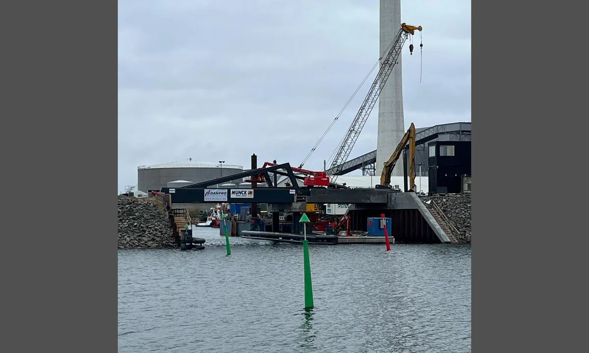 {"base": "da", "no": "https://www.lynetten.dk/j36/images/Dokumenter/Nyt_om_ind_og_udsejling/Broreglement%20for%20Margretheholms%20Bro.pdf", "se": "<h2>Broreglement f\u00f6r Margretheholms Bro</h2>\n<p>Broen m\u00e5 ikke bruges ved vindstyrker over 10 m/s </p>\n<p>Gennemsejling b\u00f8r ske i midten af gennemsejlingsomr\u00e5det, udvis hensyn og neds\u00e6t hastigheden</p>\n<p><strong>Kontrol af bro\u00e5bning</strong></p>\n<p>Der er dobbelt broklapper for at \u00f8ge sikkerheden</p>\n<p>Ved \u00e5ben bro er h\u00f8jden over vandoverfladen begr\u00e6nset til 3 meter</p>\n<p>Broklapperne \u00e5bner sig vandret til siden</p>\n<p><strong>Kontaktoplysninger</strong></p>\n<p>Havnekontoret: +45 1234 5678</p>\n<p>Broens \u00e5bningstid: fra 07:00 til 22:00 dagligt</p>", "en": "<html>\n<head>\n <title>Bridge Regulations for Margretheholms Bridge</title>\n</head>\n<body>\n <h1>Bridge Regulations for Margretheholms Bridge</h1>\n <p>The rules below apply to the passage of Margretheholms Bridge.</p>\n <h2>Opening Times</h2>\n <ul>\n <li>The bridge opens on request at the following times:</li>\n <li>From April 1 to September 30: 06:00 - 22:00</li>\n <li>From October 1 to March 31: 07:00 - 20:00</li>\n <li>Outside these hours, use the radio channel indicated at the bridge.</li>\n </ul>\n <h2>Notice of Passage</h2>\n <p>Sailors must give notice of passage minimum 1 hour before arrival by contacting the bridge keeper on VHF channel 12 or by phone.</p>\n <h2>Safety Regulations</h2>\n <ul>\n <li>Always wait for the bridge to be fully open and the green signal before passage.</li>\n <li>Use a moderate speed and be prepared to stop if necessary.</li>\n <li>Follow any instructions given by the bridge keeper or displayed on the bridge.</li>\n </ul>\n <h2>VHF Radio Channel</h2>\n <p>The designated VHF radio channel for communications with Margretheholms Bridge is channel 12.</p>\n</body>\n</html>", "da": "https://www.lynetten.dk/j36/images/Dokumenter/Nyt_om_ind_og_udsejling/Broreglement%20for%20Margretheholms%20Bro.pdf"}