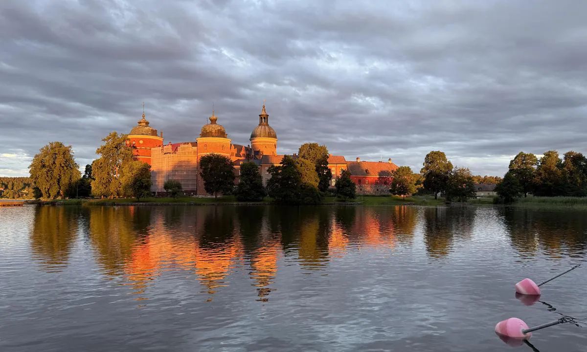 Mariefred: {"base": "en", "no": "Tidlig morgen ved soloppgang kl. 04:00, utsikt fra gjesteplasser", "se": "Tidigt p\u00e5 morgonen vid soluppg\u00e5ngen klockan 4, utsikt fr\u00e5n g\u00e4stplatserna", "en": "Early morning at sunrise 4am, view from guest moorings", "da": "Tidlig morgen ved solopgang kl. 4, udsigt fra g\u00e6stepladserne", "fr": "T\u00f4t le matin au lever du soleil \u00e0 4 heures, vue depuis les amarrages pour invit\u00e9s", "de": "Fr\u00fcher Morgen bei Sonnenaufgang um 4 Uhr, Blick von den G\u00e4steliegepl\u00e4tzen", "es": "Temprano por la ma\u00f1ana al amanecer a las 4am, vista desde los amarres para visitantes", "it": "Mattina presto all'alba alle 4 del mattino, vista dagli ormeggi per gli ospiti", "pt": "De manh\u00e3 cedo ao nascer do sol \u00e0s 4h, vista dos ancoradouros para visitantes", "nl": "Vroeg in de ochtend bij zonsopgang om 4 uur, uitzicht vanaf gasteaanlegplaatsen", "pl": "Wczesnym rankiem o wschodzie s\u0142o\u0144ca o 4 rano, widok z miejsc postojowych dla go\u015bci", "uk": "\u0420\u0430\u043d\u043e \u0432\u0440\u0430\u043d\u0446\u0456 \u043d\u0430 \u0441\u0432\u0456\u0442\u0430\u043d\u043a\u0443 \u043e 4-\u0439 \u0433\u043e\u0434\u0438\u043d\u0456, \u0432\u0438\u0434 \u0437 \u043f\u0440\u0438\u0447\u0430\u043b\u0456\u0432 \u0434\u043b\u044f \u0433\u043e\u0441\u0442\u0435\u0439.", "ro": "Diminea\u021ba devreme la r\u0103s\u0103ritul soarelui, la ora 4, vedere de pe locurile de acostare pentru oaspe\u021bi", "tr": "Sabah\u0131n erken saatlerinde g\u00fcne\u015f do\u011farken saat 4'te, konuk ba\u011flama yerlerinden g\u00f6r\u00fcn\u00fcm", "el": "\u039d\u03c9\u03c1\u03af\u03c2 \u03c4\u03bf \u03c0\u03c1\u03c9\u03af \u03ba\u03b1\u03c4\u03ac \u03c4\u03b7\u03bd \u03b1\u03bd\u03b1\u03c4\u03bf\u03bb\u03ae \u03c4\u03bf\u03c5 \u03b7\u03bb\u03af\u03bf\u03c5 \u03c3\u03c4\u03b9\u03c2 4 \u03c0\u03bc, \u03b8\u03ad\u03b1 \u03b1\u03c0\u03cc \u03c4\u03bf\u03c5\u03c2 \u03be\u03b5\u03bd\u03b9\u03ba\u03bf\u03cd\u03c2 \u03b4\u03b5\u03c3\u03bc\u03bf\u03cd\u03c2", "cs": "Brzy r\u00e1no p\u0159i v\u00fdchodu slunce ve 4 hodiny, v\u00fdhled z hostovsk\u00fdch kotev", "hu": "Korai reggel napfelkeltekor, 4 \u00f3rakor, kil\u00e1t\u00e1s a vend\u00e9ghelyekr\u0151l", "fi": "Aikainen aamu auringonnousun aikaan klo 4, n\u00e4kym\u00e4 vierasvenepaikoilta", "bg": "\u0420\u0430\u043d\u043e \u0441\u0443\u0442\u0440\u0438\u043d \u043d\u0430 \u0438\u0437\u0433\u0440\u0435\u0432 \u0441\u043b\u044a\u043d\u0446\u0435 \u0432 4 \u0447\u0430\u0441\u0430, \u0438\u0437\u0433\u043b\u0435\u0434 \u043e\u0442 \u0433\u043e\u0441\u0442\u0443\u0432\u0430\u0449\u0438\u0442\u0435 \u043c\u0435\u0441\u0442\u0430 \u0437\u0430 \u0448\u0432\u0430\u0440\u0442\u043e\u0432\u0430\u043d\u0435", "sr": "Rano jutro u zoru u 4 ujutro, pogled sa vezova za goste", "et": "Varahommikul kell 4 p\u00e4ikeset\u00f5usul, vaade k\u00fclalisplatsilt", "lv": "Agr\u0101 r\u012bt\u0101 saull\u0113kt\u0101 plkst. 4:00, skats no viesu piest\u0101tn\u0113m", "lt": "Anksti ryte saulei tekant 4 val., vaizdas nuo sve\u010di\u0173 priri\u0161imo viet\u0173"}