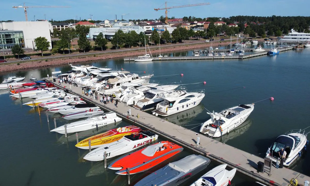 Mariehamns Seglarförening: {"base": "de", "no": "Speedb\u00e5ter i Mariehamn", "se": "Speedb\u00e5tar i Mariehamn", "en": "Speedboats in Mariehamn", "da": "Speedb\u00e5de i Mariehamn", "fr": "Les bateaux rapides \u00e0 Mariehamn", "de": "Speedboote in Mariehamn", "es": "Lanchas r\u00e1pidas en Mariehamn", "it": "Barche a motore a Mariehamn", "pt": "Lanchas r\u00e1pidas em Mariehamn", "nl": "Snelboten in Mariehamn", "pl": "\u0141odzie motorowe w Mariehamn", "uk": "\u0428\u0432\u0438\u0434\u043a\u0456\u0441\u043d\u0456 \u043a\u0430\u0442\u0435\u0440\u0438 \u0432 \u041c\u0430\u0440\u0456\u0454\u0445\u0430\u043c\u043d\u0456", "ro": "B\u0103rci cu motor \u00een Mariehamn", "tr": "Mariehamn'da S\u00fcrat Tekneleri", "el": "\u03a4\u03b1\u03c7\u03cd\u03c0\u03bb\u03bf\u03b1 \u03c3\u03ba\u03ac\u03c6\u03b7 \u03c3\u03c4\u03bf Mariehamn", "cs": "Rychlostn\u00ed \u010dluny v Mariehamn", "hu": "Motorcs\u00f3nakok Mariehamnban", "fi": "Pikaveneet Maarianhaminassa", "bg": "\u0421\u043a\u043e\u0440\u043e\u0441\u0442\u043d\u0438 \u043b\u043e\u0434\u043a\u0438 \u0432 \u041c\u0430\u0440\u0438\u0435\u0445\u0430\u043c\u043d", "sr": "Brzi \u010damci u Mariehamnu", "et": "Kiirpaadid Mariehamnis", "lv": "\u0100trgaitas laivas Mariehamn\u0101", "lt": "Greitaeigiai kateriai Mariehamne"}