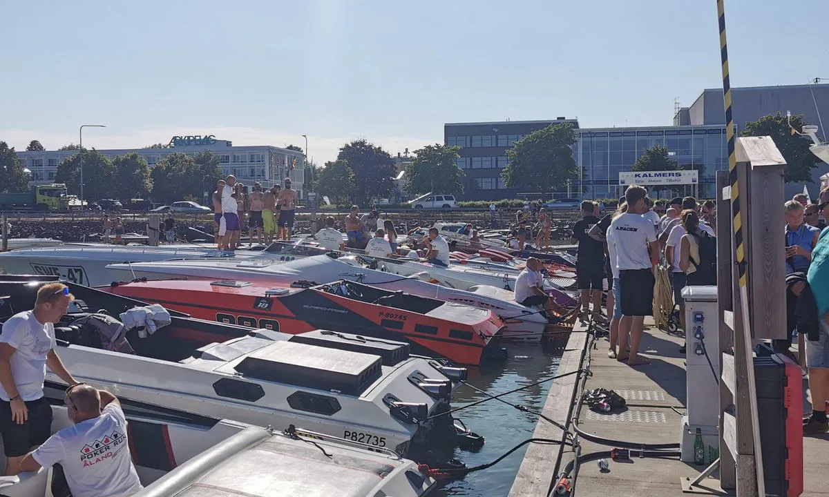 Mariehamns Seglarförening: {"base": "de", "no": "Speedb\u00e5ter i Mariehamn", "se": "Snabb\u00e5tar i Mariehamn", "en": "Speedboats in Mariehamn", "da": "Speedb\u00e5de i Mariehamn", "fr": "Bateaux \u00e0 moteur \u00e0 Mariehamn", "de": "Speedboote in Mariehamn", "es": "Lanchas r\u00e1pidas en Mariehamn", "it": "Motoscafi a Mariehamn", "pt": "Lanchas r\u00e1pidas em Mariehamn", "nl": "Speedboten in Mariehamn", "pl": "\u0141odzie motorowe w Mariehamn", "uk": "\u0428\u0432\u0438\u0434\u043a\u0456\u0441\u043d\u0456 \u0447\u043e\u0432\u043d\u0438 \u0432 \u041c\u0430\u0440\u0456\u0454\u0445\u0430\u043c\u043d\u0456", "ro": "B\u0103rci cu motor \u00een Mariehamn", "tr": "Mariehamn'daki S\u00fcrat Tekneleri", "el": "\u03a4\u03b1\u03c7\u03cd\u03c0\u03bb\u03bf\u03b1 \u03c3\u03ba\u03ac\u03c6\u03b7 \u03c3\u03c4\u03bf \u039c\u03b1\u03c1\u03af\u03b5\u03c7\u03b1\u03bc\u03bd", "cs": "Rychlostn\u00ed \u010dluny v Mariehamnu", "hu": "Gyorshaj\u00f3k Mariehamnban", "fi": "Nopeusveneet Maarianhaminassa", "bg": "\u041c\u043e\u0442\u043e\u0440\u043d\u0438 \u043b\u043e\u0434\u043a\u0438 \u0432 \u041c\u0430\u0440\u0438\u0435\u0445\u0430\u043c\u043d", "sr": "Glibovi u Mariehamnu", "et": "Kiirpaadid Mariehamnis", "lv": "\u0100trumlaivas Marienhamn\u0101", "lt": "Grei\u010diausi laivai Mariehamne"}