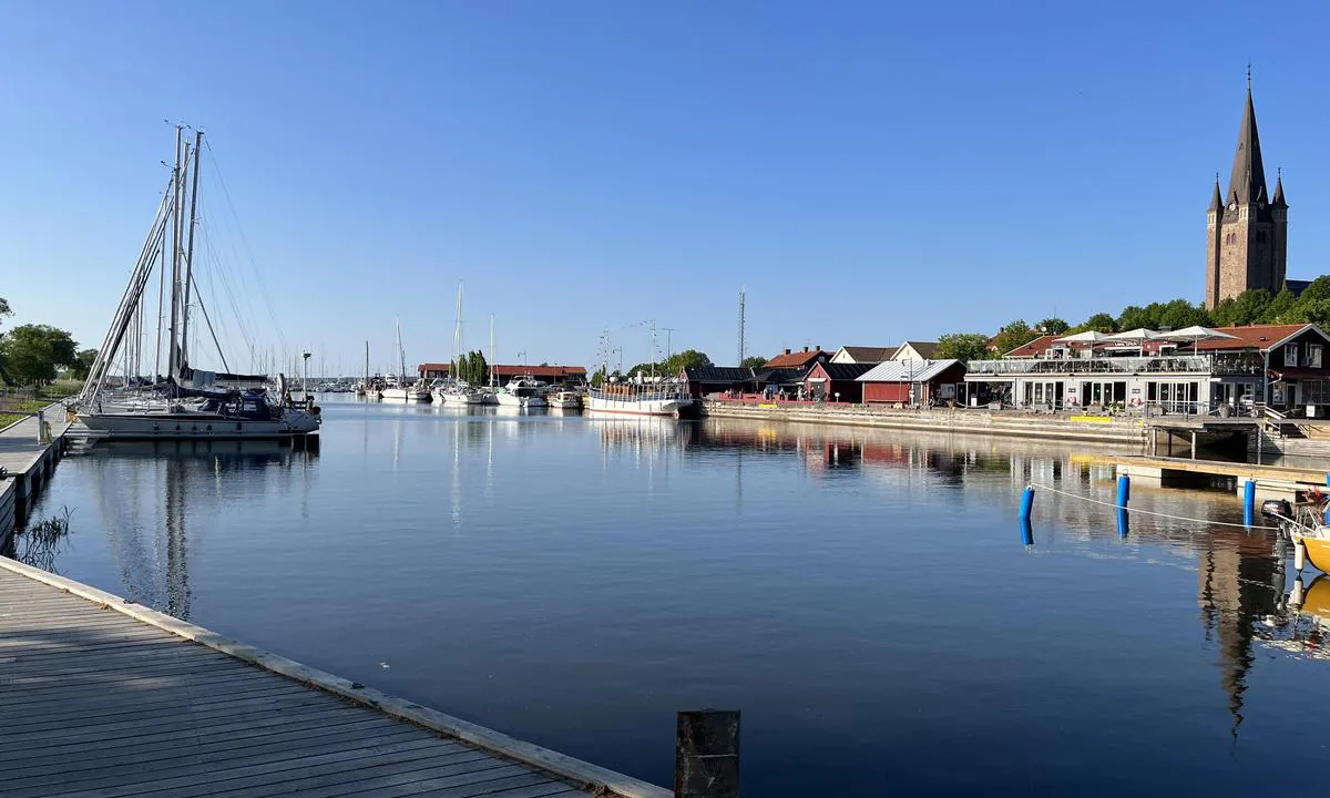 Mariestad: {"base": "no", "no": "Gjestehavn p\u00e5 begge sider, samt innerst i kilen.", "se": "G\u00e4sthamn p\u00e5 b\u00e5da sidor, samt l\u00e4ngst in i kilen.", "en": "Guest harbor on both sides, as well as at the innermost part of the inlet.", "da": "G\u00e6stehavn p\u00e5 begge sider, samt inderst i kilen."}