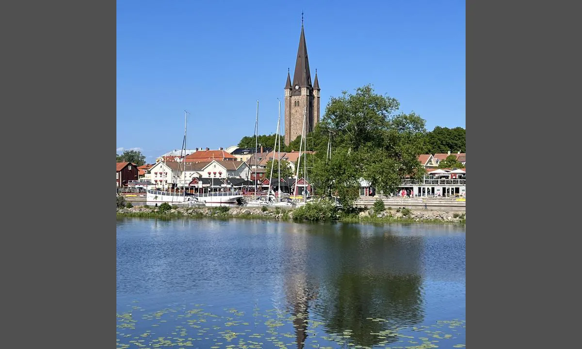 Mariestad: {"base": "no", "no": "Sv\u00e6rt vakker by med god og romslig havn. Mange restauranter, iskiosker, m.m.", "se": "V\u00e4ldigt vacker stad med bra och rymlig hamn. M\u00e5nga restauranger, glasskiosker, m.m.", "en": "Very beautiful city with a good and spacious harbour. Many restaurants, ice cream kiosks, etc.", "da": "Meget smuk by med god og rummelig havn. Mange restauranter, iskiosker, m.m."}