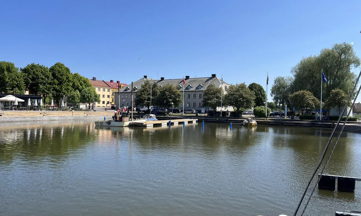 Mariestad: {"base": "no", "no": "Innerst jobbes det med ny brygge (juni-23). Per n\u00e5 fort\u00f8yer man med akterb\u00f8ye.", "se": "L\u00e4ngst in p\u00e5g\u00e5r arbete med nya bryggan (juni-23). F\u00f6r n\u00e4rvarande f\u00f6rt\u00f6jer man med akterboj.", "en": "At the innermost part, work is being done on a new dock (June-23). Currently, mooring is done with a stern buoy.", "da": "Inderst arbejdes der med en ny bro (juni-23). For nu fort\u00f8jer man med agterb\u00f8je."}