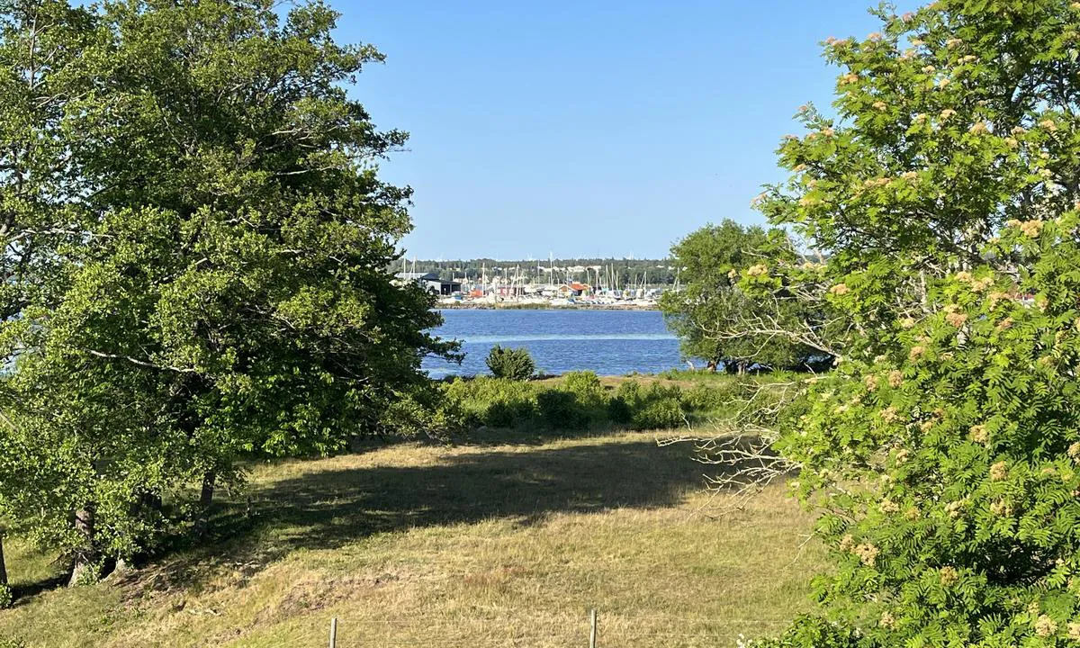 Mariestad: Odden på sør-vestsiden er verdt et besøk. Bildet er tatt derfra. Sti / gangvei rundt hele.