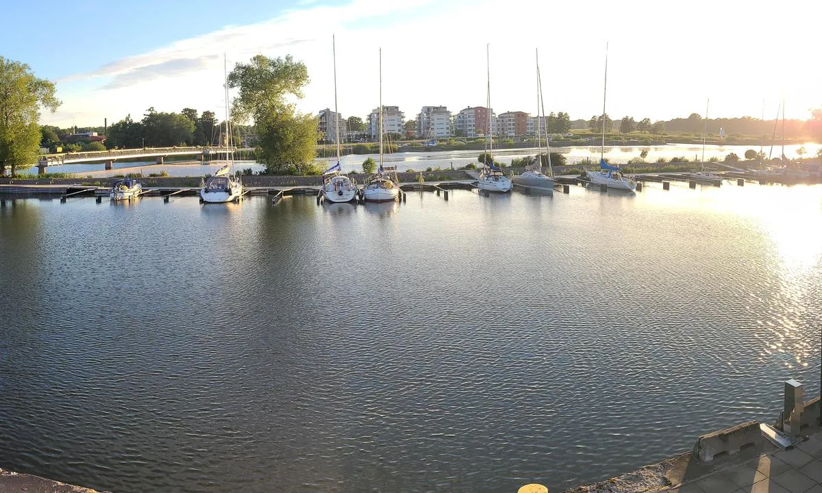 Mariestad: {"base": "de", "no": "Utsikt fra \u00f8stsiden mot gjestehavnsomr\u00e5det.", "se": "Utsikt fr\u00e5n \u00f6stra sidan mot g\u00e4sthamnsomr\u00e5det.", "en": "View from the east side of the guest harbor area.", "da": "Udsigt fra \u00f8stsiden til g\u00e6stehavnen.", "fr": "Vue depuis le c\u00f4t\u00e9 est sur la zone du port de plaisance.", "de": "Blick von der Ostseite auf den Gasthafenbereich.", "es": "Vista desde el lado este al \u00e1rea del puerto deportivo para visitantes.", "it": "Vista dal lato est dell'area del porto per ospiti.", "pt": "Vista do lado leste para a \u00e1rea do cais para visitantes.", "nl": "Uitzicht vanaf de oostzijde op het gastenhavengebied.", "pl": "Widok z wschodniej strony na obszar go\u015bcinnej przystani.", "uk": "\u0412\u0438\u0434 \u0437\u0456 \u0441\u0445\u0456\u0434\u043d\u043e\u0457 \u0441\u0442\u043e\u0440\u043e\u043d\u0438 \u043d\u0430 \u0437\u043e\u043d\u0443 \u0433\u043e\u0441\u0442\u044c\u043e\u0432\u043e\u0457 \u0441\u0442\u043e\u044f\u043d\u043a\u0438.", "ro": "Priveli\u0219te din partea de est c\u0103tre zona portului pentru oaspe\u021bi.", "tr": "Do\u011fu taraf\u0131ndan misafir liman\u0131 alan\u0131na bak\u0131\u015f.", "el": "\u0398\u03ad\u03b1 \u03b1\u03c0\u03cc \u03c4\u03b7\u03bd \u03b1\u03bd\u03b1\u03c4\u03bf\u03bb\u03b9\u03ba\u03ae \u03c0\u03bb\u03b5\u03c5\u03c1\u03ac \u03c3\u03c4\u03bf\u03bd \u03c7\u03ce\u03c1\u03bf \u03c4\u03bf\u03c5 \u03bb\u03b9\u03bc\u03b1\u03bd\u03b9\u03bf\u03cd \u03b3\u03b9\u03b1 \u03b5\u03c0\u03b9\u03c3\u03ba\u03ad\u03c0\u03c4\u03b5\u03c2.", "cs": "Pohled ze strany v\u00fdchodu na obslu\u017en\u00fd p\u0159\u00edstav.", "hu": "Kil\u00e1t\u00e1s a keleti oldalr\u00f3l a vend\u00e9gkik\u00f6t\u0151 ter\u00fclet\u00e9re.", "fi": "N\u00e4kym\u00e4 it\u00e4puolelta vierassatama-alueelle.", "bg": "\u041f\u043e\u0433\u043b\u0435\u0434 \u043e\u0442 \u0438\u0437\u0442\u043e\u0447\u043d\u0430\u0442\u0430 \u0441\u0442\u0440\u0430\u043d\u0430 \u043a\u044a\u043c \u0437\u043e\u043d\u0430\u0442\u0430 \u0437\u0430 \u0433\u043e\u0441\u0442\u0438 \u0432 \u043f\u0440\u0438\u0441\u0442\u0430\u043d\u0438\u0449\u0435\u0442\u043e.", "sr": "Pogled sa isto\u010dne strane na deo luke za goste.", "et": "Vaade ida poolt k\u00fclalissadama alale.", "lv": "Skats no austrumu puses uz viesu ostas teritoriju.", "lt": "Vaizdas i\u0161 rytin\u0117s pus\u0117s \u012f sve\u010di\u0173 uosto zon\u0105."}