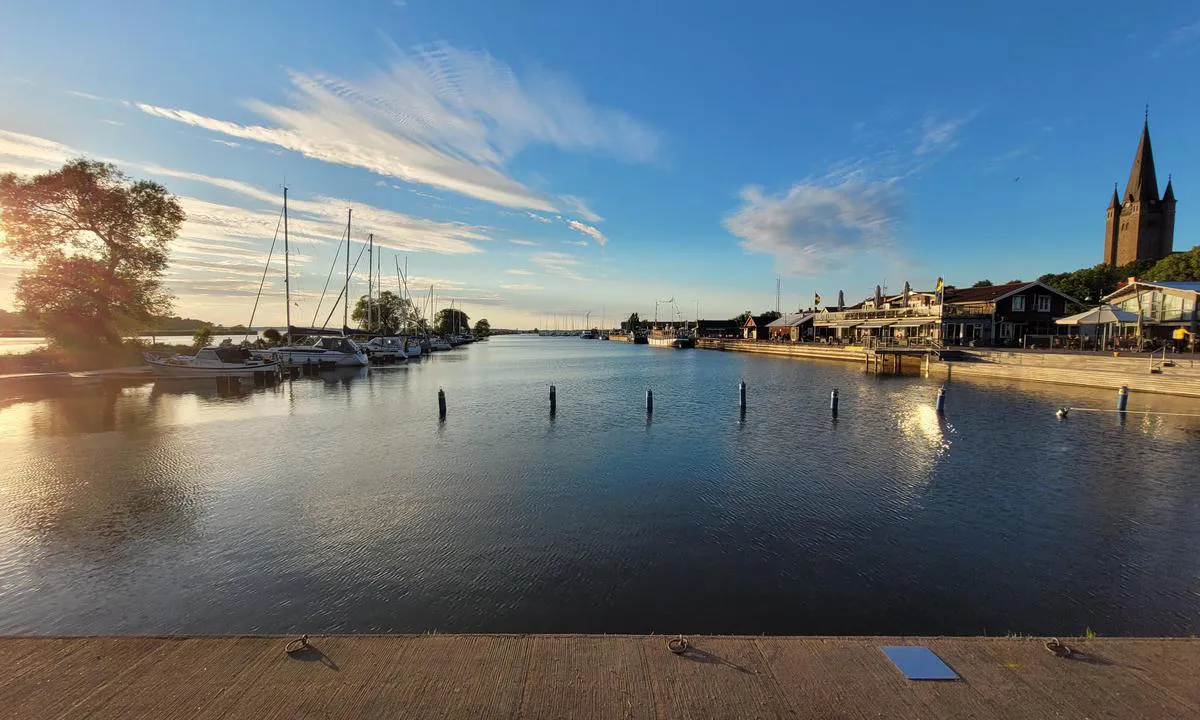 Mariestad: {"base": "de", "no": "Utsikt fra den s\u00f8rlige enden mot gjestehavnsomr\u00e5det.", "se": "Utsikt fr\u00e5n den s\u00f6dra \u00e4nden \u00f6ver g\u00e4sthamnsomr\u00e5det.", "en": "View from the southern end onto the guest marina area.", "da": "Udsigt fra den sydlige ende mod g\u00e6stehavnsomr\u00e5det.", "fr": "Vue depuis l'extr\u00e9mit\u00e9 sud sur la zone du port de plaisance.", "de": "Blick vom s\u00fcdlichen Ende auf den Gasthafenbereich.", "es": "Vista desde el extremo sur hacia la zona del puerto de invitados.", "it": "Vista dal capo sud sulla zona del porto degli ospiti.", "pt": "Vista da extremidade sul para a \u00e1rea do porto de h\u00f3spedes.", "nl": "Uitzicht vanaf het zuidelijke einde op het gastenhaven gebied.", "pl": "Widok z po\u0142udniowego kra\u0144ca na obszar portu go\u015bcinnego.", "uk": "\u0412\u0438\u0434 \u0437 \u043f\u0456\u0432\u0434\u0435\u043d\u043d\u043e\u0433\u043e \u043a\u0456\u043d\u0446\u044f \u043d\u0430 \u0433\u043e\u0441\u0442\u044c\u043e\u0432\u0443 \u0433\u0430\u0432\u0430\u043d\u044c.", "ro": "Vedere de la cap\u0103tul sudic asupra zonei portului pentru oaspe\u021bi.", "tr": "G\u00fcney ucundan misafir liman\u0131 alan\u0131na bak\u0131\u015f.", "el": "\u0398\u03ad\u03b1 \u03b1\u03c0\u03cc \u03c4\u03bf \u03bd\u03cc\u03c4\u03b9\u03bf \u03ac\u03ba\u03c1\u03bf \u03c3\u03c4\u03b7\u03bd \u03c0\u03b5\u03c1\u03b9\u03bf\u03c7\u03ae \u03c4\u03bf\u03c5 \u03bb\u03b9\u03bc\u03b1\u03bd\u03b9\u03bf\u03cd \u03be\u03ad\u03bd\u03c9\u03bd \u03c3\u03ba\u03b1\u03c6\u03ce\u03bd.", "cs": "Pohled z ji\u017en\u00edho konce na oblast hostuj\u00edc\u00edho p\u0159\u00edstavu.", "hu": "Kil\u00e1t\u00e1s a d\u00e9li v\u00e9g\u00e9r\u0151l a vend\u00e9gkik\u00f6t\u0151re.", "fi": "N\u00e4kym\u00e4 etel\u00e4isest\u00e4 p\u00e4\u00e4st\u00e4 vierassataman alueelle.", "bg": "\u0413\u043b\u0435\u0434\u043a\u0430 \u043e\u0442 \u044e\u0436\u043d\u0438\u044f \u043a\u0440\u0430\u0439 \u043a\u044a\u043c \u0433\u043e\u0441\u0442\u043e\u043f\u0440\u0438\u0435\u043c\u043d\u0430\u0442\u0430 \u0437\u043e\u043d\u0430 \u043d\u0430 \u043f\u0440\u0438\u0441\u0442\u0430\u043d\u0438\u0449\u0435\u0442\u043e.", "sr": "Pogled sa ju\u017enog kraja na podru\u010dje gostuju\u0107e luke.", "et": "Vaade l\u00f5unapoolsest otsast k\u00fclalissadama alale.", "lv": "Skats no dienvidu gala uz viesu ostas zonu.", "lt": "Vaizdas i\u0161 pietin\u0117s dalies \u012f sve\u010di\u0173 prieplaukos zon\u0105."}