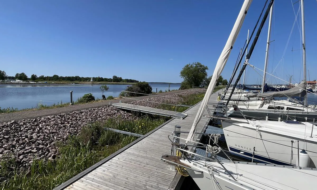 Mariestad: Bryggene på vestsiden har utriggere, god plass til båt på 38 fot.