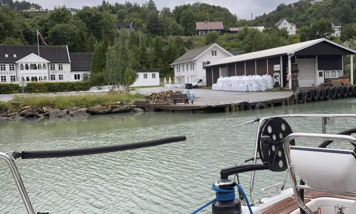 Marifjøra: {"base": "no", "no": "Innenfor kaien ligger Kaf\u00e9 Marifj\u00f8ra. Til venstre sees hotell T\u00f8rvis.", "se": "Innanf\u00f6r kajen ligger Caf\u00e9 Marifj\u00f8ra. Till v\u00e4nster syns hotell T\u00f8rvis.", "en": "Within the pier lies Caf\u00e9 Marifj\u00f8ra. To the left, Hotel T\u00f8rvis can be seen.", "da": "Indenfor kajen ligger Kaf\u00e9 Marifj\u00f8ra. Til venstre ses hotel T\u00f8rvis."}