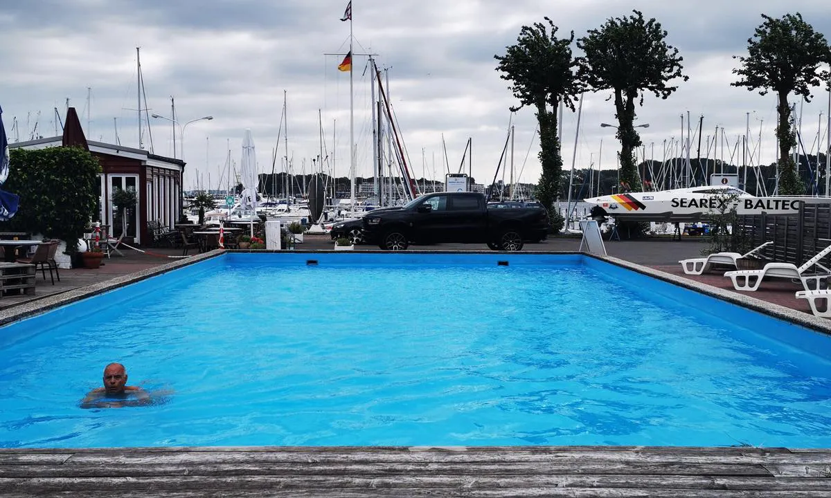 {"base": "de", "no": "Pool Marina Baltica Travem\u00fcnde", "se": "Pool Marina Baltica Travem\u00fcnde", "en": "Pool Marina Baltica Travem\u00fcnde", "da": "Pool Marina Baltica Travem\u00fcnde", "fr": "Marina Baltica Travem\u00fcnde", "de": "Pool Marina Baltica Travem\u00fcnde", "es": "Marina Baltica Travem\u00fcnde", "it": "Piscina Marina Baltica Travem\u00fcnde", "pt": "Pool Marina Baltica Travem\u00fcnde", "nl": "Pool Marina Baltica Travem\u00fcnde", "pl": "Pool Marina Baltica Travem\u00fcnde", "uk": "\u0421\u043f\u0456\u043b\u044c\u043d\u0438\u0439 \u044f\u0445\u0442-\u043a\u043b\u0443\u0431 (Pool Marina) \u0411\u0430\u043b\u0442\u0438\u043a\u0430, \u0422\u0440\u0430\u0432\u0435\u043c\u044e\u043d\u0434\u0435", "ro": "La Pool Marina Baltica Travem\u00fcnde", "tr": "Havuz Marina Baltica Travem\u00fcnde", "el": "\u039c\u03b1\u03c1\u03af\u03bd\u03b1 \u03a0\u03b9\u03c3\u03af\u03bd\u03b1\u03c2 \u0392\u03b1\u03bb\u03c4\u03b9\u03ba\u03ae\u03c2 \u03a4\u03c1\u03ac\u03b2\u03b5\u03bc\u03bf\u03c5\u03bd\u03c4\u03b5", "cs": "P\u0159\u00edstavn\u00ed baz\u00e9n Marina Baltica Travem\u00fcnde", "hu": "Pool Marina Baltica Travem\u00fcnde", "fi": "Allas Marina Baltica Travem\u00fcnde", "bg": "\u041c\u0430\u0440\u0438\u043d\u0430 \u0411\u0430\u043b\u0442\u0438\u043a\u0430 \u0422\u0440\u0430\u0432\u0435\u043c\u044e\u043d\u0434\u0435", "sr": "\u041c\u0430\u0440\u0438\u043d\u0430 \u0411\u0430\u043b\u0442\u0438\u043a\u0430 \u0422\u0440\u0430\u0432\u0435\u043c\u044e\u043d\u0434\u0435", "et": "Pool Marina Baltica Travem\u00fcnde", "lv": "Osta Marina Baltica Travem\u00fcnde", "lt": "Baseinas Marina Baltica Travem\u00fcnde"}