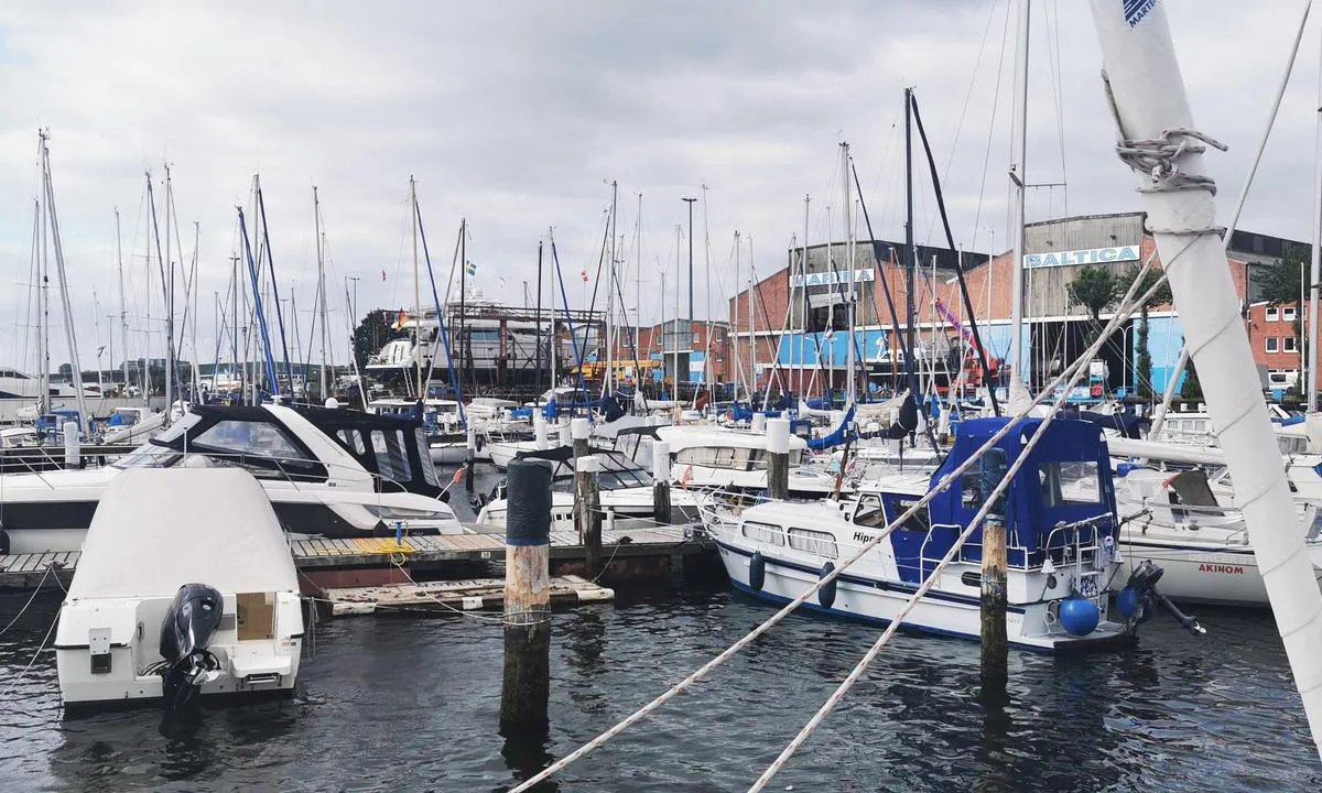 {"base": "de", "no": "Marina Baltica Travem\u00fcnde", "se": "Marina Baltica Travem\u00fcnde", "en": "Marina Baltica Travem\u00fcnde", "da": "Marina Baltica Travem\u00fcnde", "fr": "Marina Baltica Travem\u00fcnde", "de": "Marina Baltica Travem\u00fcnde", "es": "Marina B\u00e1ltica Travem\u00fcnde", "it": "Marina Baltica Travem\u00fcnde", "pt": "Marina Baltica Travem\u00fcnde", "nl": "Marina Baltica Travem\u00fcnde", "pl": "Marina Baltica Travem\u00fcnde", "uk": "\u041f\u0440\u0438\u0447\u0430\u043b \u0411\u0430\u043b\u0442\u0438\u043a\u0430 \u0422\u0440\u0430\u0432\u0435\u043c\u044e\u043d\u0434\u0435", "ro": "Marina Baltica Travem\u00fcnde", "tr": "Marina Baltica Travem\u00fcnde", "el": "\u039c\u03b1\u03c1\u03af\u03bd\u03b1 \u039c\u03c0\u03b1\u03bb\u03c4\u03af\u03ba\u03b1 \u03a4\u03c1\u03b1\u03b2\u03ad\u03bc\u03b9\u03bd\u03c4\u03b5", "cs": "Marina Baltica Travem\u00fcnde", "hu": "Marina Baltica Travem\u00fcnde", "fi": "Marina Baltica Travem\u00fcnde", "bg": "\u041c\u0430\u0440\u0438\u043d\u0430 \u0411\u0430\u043b\u0442\u0438\u043a\u0430 \u0422\u0440\u0430\u0432\u0435\u043c\u044e\u043d\u0434\u0435", "sr": "\u041c\u0430\u0440\u0438\u043d\u0430 \u0411\u0430\u043b\u0442\u0438\u043a\u0430 \u0422\u0440\u0430\u0432\u0435\u043c\u0438\u043d\u0434\u0435", "et": "Marina Baltica Travem\u00fcnde", "lv": "Marina Baltica Travem\u00fcnde", "lt": "Baltica Marina Travemiund\u0117je"}