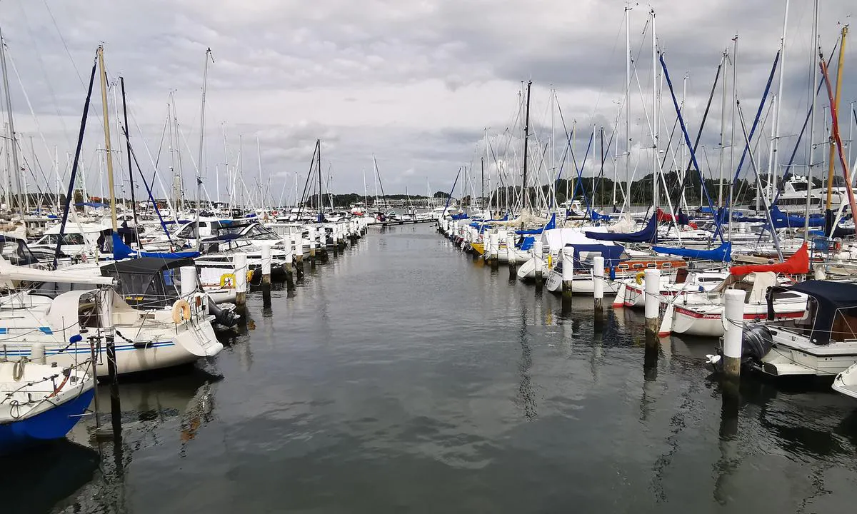 {"base": "de", "no": "Marina Baltica Travem\u00fcnde er veldig full i sesongen", "se": "Marina Baltica Travem\u00fcnde \u00e4r mycket full under s\u00e4songen", "en": "Marina Baltica Travem\u00fcnde is very full during the season", "da": "Marina Baltica Travem\u00fcnde i s\u00e6sonen meget fuld", "fr": "Marina Baltica Travem\u00fcnde en saison tr\u00e8s pleine", "de": "Marina Baltica Travem\u00fcnde in der Saison sehr voll", "es": "Marina Baltica Travem\u00fcnde en temporada muy llena", "it": "Marina Baltica Travem\u00fcnde durante la stagione \u00e8 molto piena", "pt": "Marina Baltica Travem\u00fcnde durante a temporada muito cheia", "nl": "Marina Baltica Travem\u00fcnde in het seizoen zeer vol", "pl": "Marina Baltica Travem\u00fcnde w sezonie jest bardzo pe\u0142ny", "uk": "\u041c\u0430\u0440\u0438\u043d\u0430 \u0411\u0430\u043b\u0442\u0456\u043a\u0430 \u0422\u0440\u0430\u0432\u0435\u043c\u044e\u043d\u0434\u0435 \u0432 \u0441\u0435\u0437\u043e\u043d \u0434\u0443\u0436\u0435 \u043f\u0435\u0440\u0435\u043f\u043e\u0432\u043d\u0435\u043d\u0430", "ro": "Marina Baltica Travem\u00fcnde este foarte aglomerat\u0103 \u00een sezon", "tr": "Marina Baltica Travem\u00fcnde sezonda \u00e7ok dolu", "el": "\u039c\u03b1\u03c1\u03af\u03bd\u03b1 \u039c\u03c0\u03ac\u03bb\u03c4\u03b9\u03ba\u03b1 \u03a4\u03c1\u03b1\u03b2\u03ad\u03bc\u03b9\u03bd\u03c4\u03b5 \u03ba\u03b1\u03c4\u03ac \u03c4\u03b7 \u03b4\u03b9\u03ac\u03c1\u03ba\u03b5\u03b9\u03b1 \u03c4\u03b7\u03c2 \u03c3\u03b5\u03b6\u03cc\u03bd \u03b5\u03af\u03bd\u03b1\u03b9 \u03c0\u03bf\u03bb\u03cd \u03b3\u03b5\u03bc\u03ac\u03c4\u03b7", "cs": "P\u0159\u00edstav Marina Baltica Travem\u00fcnde je v sez\u00f3n\u011b velmi pln\u00fd", "hu": "A Marina Baltica Travem\u00fcnde a szezonban nagyon zs\u00fafolt", "fi": "Marina Baltica Travem\u00fcndess\u00e4 on kauden aikana eritt\u00e4in t\u00e4ynn\u00e4", "bg": "\u041c\u0430\u0440\u0438\u043d\u0430 \u0411\u0430\u043b\u0442\u0438\u043a\u0430 \u0422\u0440\u0430\u0432\u0435\u043c\u044e\u043d\u0434\u0435 \u043f\u0440\u0435\u0437 \u0441\u0435\u0437\u043e\u043d\u0430 \u0435 \u043c\u043d\u043e\u0433\u043e \u043f\u044a\u043b\u043d\u0430", "sr": "Marina Baltika Traveminde tokom sezone veoma puna", "et": "Marina Baltica Travem\u00fcnde on hooajal v\u00e4ga t\u00e4is", "lv": "Marina Baltica Travem\u00fcnde sezon\u0101 ir \u013coti pilna", "lt": "Marina Baltica Travem\u00fcnde sezono metu labai pilna"}