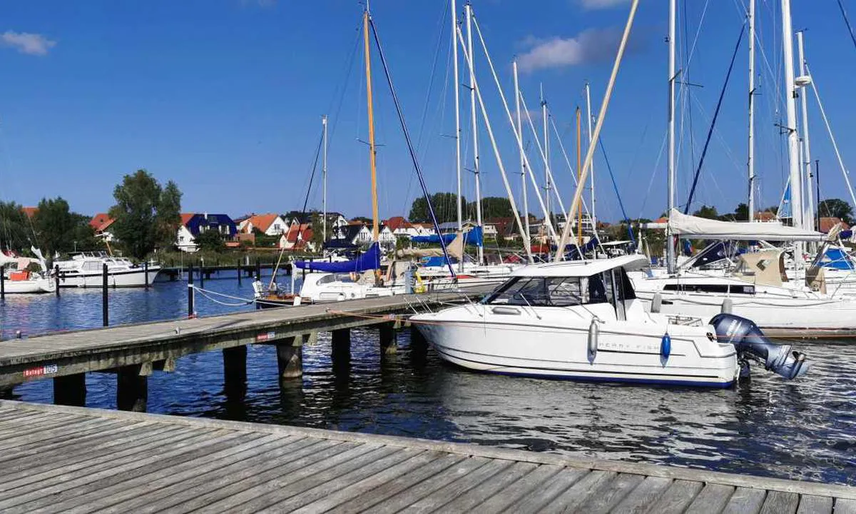 Hafen Breege: {"base": "de", "no": "Marina Breege", "se": "Marina Breege", "en": "Marina Breege", "da": "Marina Breege", "fr": "Marina Breege", "de": "Marina Breege", "es": "Marina Breege", "it": "Marina Breege", "pt": "Marina Breege", "nl": "Jachthaven Breege", "pl": "Marina Breege", "uk": "\u041c\u0430\u0440\u0438\u043d\u0430 \u0411\u0440\u0435\u0433\u0435", "ro": "Marina Breege", "tr": "Breege Marina", "el": "\u039c\u03b1\u03c1\u03af\u03bd\u03b1 \u039c\u03c0\u03c1\u03ad\u03b5\u03b3\u03b5", "cs": "Marina Breege", "hu": "Breege Marina", "fi": "Breege Marina", "bg": "\u041c\u0430\u0440\u0438\u043d\u0430 \u0411\u0440\u0435\u0433e", "sr": "\u041c\u0430\u0440\u0438\u043d\u0430 \u0411\u0440\u0435\u0433\u0435", "et": "Marina Breege", "lv": "Marina Breege", "lt": "Marina Breege"}