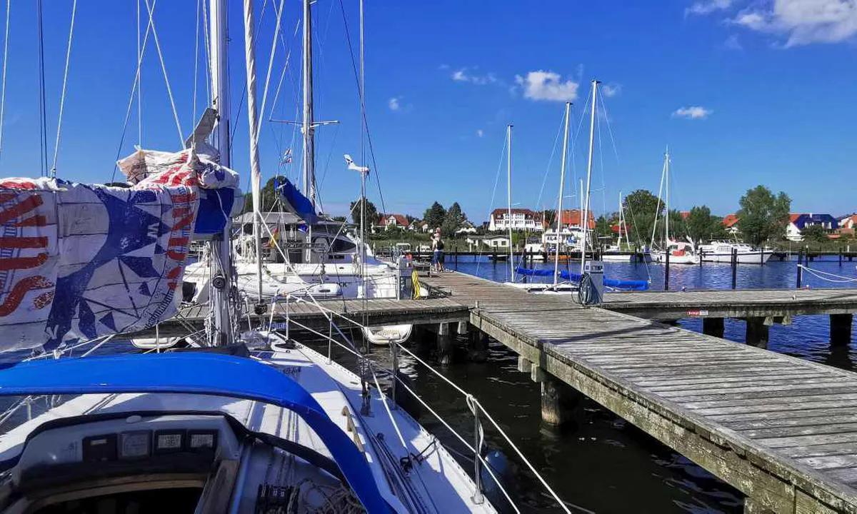 Hafen Breege: {"base": "de", "no": "Marina Breege", "se": "Marina Breege", "en": "Marina Breege", "da": "Marina Breege", "fr": "Marina Breege", "de": "Marina Breege", "es": "Marina Breege", "it": "Marina Breege", "pt": "Marina Breege", "nl": "Jachthaven Breege", "pl": "Marina Breege", "uk": "\u041c\u0430\u0440\u0438\u043d\u0430 \u0411\u0440\u0435\u0433\u0435", "ro": "Marina Breege", "tr": "Marina Breege", "el": "\u039c\u03b1\u03c1\u03af\u03bd\u03b1 Breege", "cs": "Marina Breege", "hu": "Marina Breege", "fi": "Marina Breege", "bg": "\u041c\u0430\u0440\u0438\u043d\u0430 \u0411\u0440\u0435\u0435\u0436\u0435", "sr": "\u041c\u0430\u0440\u0438\u043d\u0430 \u0411\u0440\u0435\u0433\u0435", "et": "Marina Breege", "lv": "Marina Breege", "lt": "Breeg\u0117s prieplauka"}