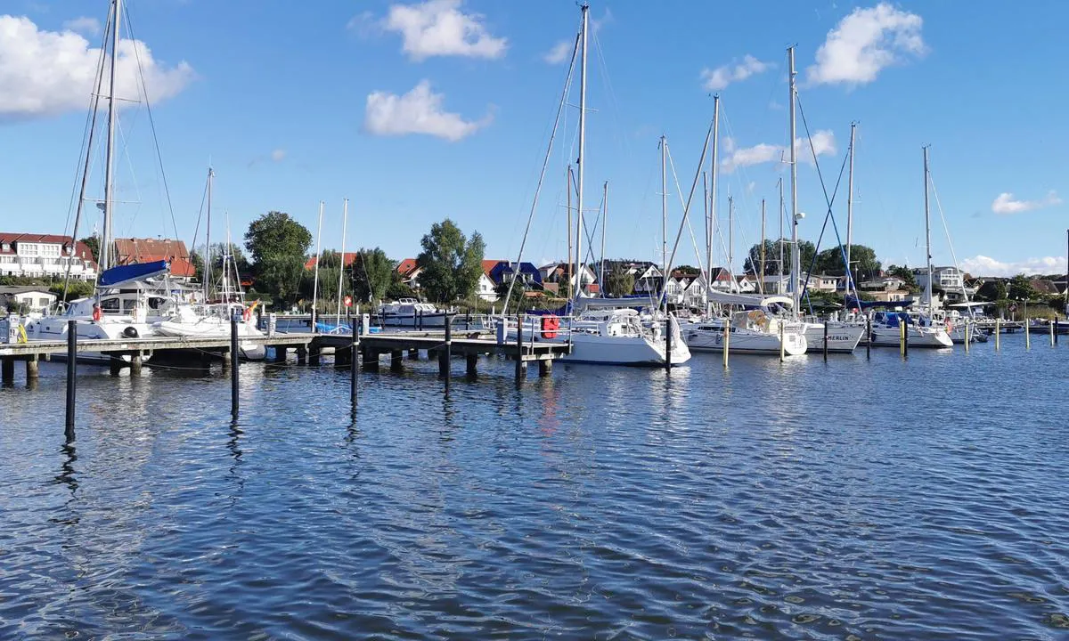 Hafen Breege: {"base": "de", "no": "Marina Breege", "se": "Marina Breege", "en": "Marina Breege", "da": "Marina Breege", "fr": "Marina Breege", "de": "Marina Breege", "es": "Marina Breege", "it": "Marina Breege", "pt": "Marina Breege", "nl": "Marina Breege", "pl": "Marina Breege", "uk": "\u041c\u0430\u0440\u0438\u043d\u0430 \u0411\u0440\u0435\u0433\u0435", "ro": "Marina Breege", "tr": "Marina Breege", "el": "\u039c\u03b1\u03c1\u03af\u03bd\u03b1 Breege", "cs": "Marina Breege", "hu": "Marina Breege", "fi": "Marina Breege", "bg": "\u041c\u0430\u0440\u0438\u043d\u0430 \u0411\u0440\u0435\u0435", "sr": "\u041c\u0430\u0440\u0438\u043d\u0430 \u0411\u0440\u0435\u0435\u0433\u0435", "et": "Marina Breege", "lv": "Marina Breege", "lt": "Jachtklubas Breege"}