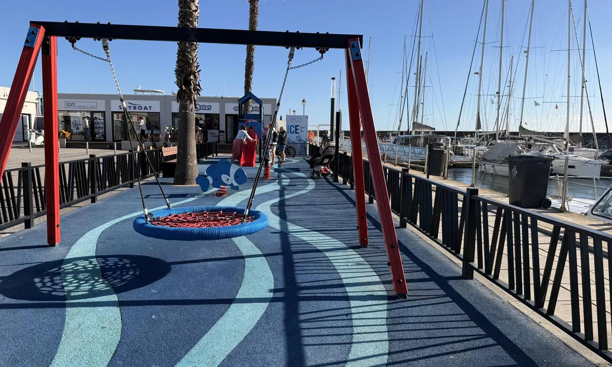 Marina de Cascais: {"base": "no", "no": "Leikeplass p\u00e5 kaukanten", "se": "Lekplats p\u00e5 kajkanten", "en": "Playground at the quay edge", "da": "Legeplads p\u00e5 kajkanten", "fr": "Aire de jeux sur le quai", "de": "Spielplatz am Kai", "es": "\u00c1rea de juegos en el borde del muelle", "it": "Area giochi sul molo", "pt": "\u00c1rea de recrea\u00e7\u00e3o no cais", "nl": "Speelplaats aan de kade", "pl": "Plac zabaw przy nabrze\u017cu", "uk": "\u0406\u0433\u0440\u043e\u0432\u0438\u0439 \u043c\u0430\u0439\u0434\u0430\u043d\u0447\u0438\u043a \u043d\u0430 \u043f\u0440\u0438\u0447\u0430\u043b\u0456", "ro": "Loc de joac\u0103 pe marginea cheiului", "tr": "R\u0131ht\u0131m kenar\u0131nda oyun alan\u0131", "el": "\u03a0\u03b1\u03b9\u03b4\u03b9\u03ba\u03ae \u03c7\u03b1\u03c1\u03ac \u03c3\u03c4\u03b7\u03bd \u03b1\u03c0\u03bf\u03b2\u03ac\u03b8\u03c1\u03b1", "cs": "D\u011btsk\u00e9 h\u0159i\u0161t\u011b na okraji p\u0159\u00edstavu", "hu": "J\u00e1tsz\u00f3t\u00e9r a m\u00f3l\u00f3n\u00e1l", "fi": "Leikkipaikka laiturin reunalla", "bg": "\u0414\u0435\u0442\u0441\u043a\u0430 \u043f\u043b\u043e\u0449\u0430\u0434\u043a\u0430 \u043d\u0430 \u043f\u0440\u0438\u0441\u0442\u0430\u043d\u0438\u0449\u0435\u0442\u043e", "sr": "\u0418\u0433\u0440\u0430\u043b\u0438\u0448\u0442\u0435 \u043d\u0430 \u0440\u0443\u0431\u0443 \u043f\u0440\u0438\u0441\u0442\u0430\u043d\u0438\u0448\u0442\u0430", "et": "M\u00e4nguv\u00e4ljak kail", "lv": "B\u0113rnu rota\u013cu laukums pie ostas malas", "lt": "\u017daidim\u0173 aik\u0161tel\u0117 prie krantin\u0117s"}