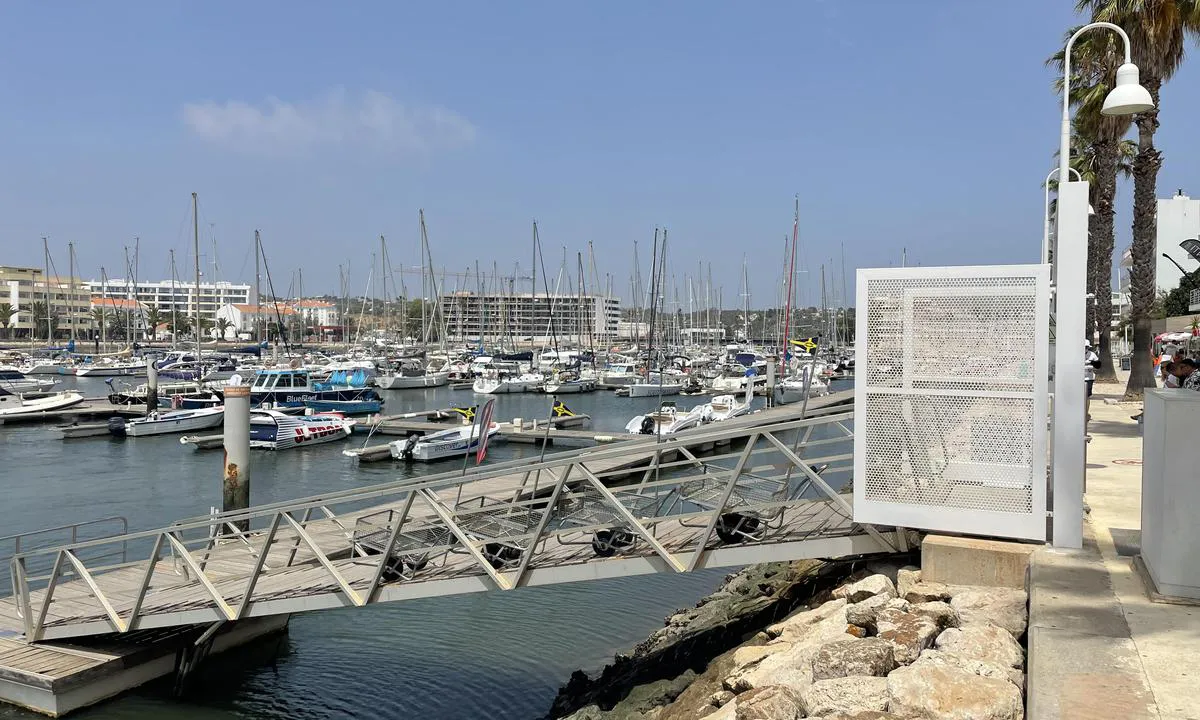 Marina de Lagos: {"base": "en", "no": "Total oversikt og adkomst. Gode fort\u00f8yningspullere tilgjengelig for dokking.", "se": "\u00d6vergripande vy och tillg\u00e5ng. Bra knapar tillg\u00e4ngliga f\u00f6r f\u00f6rt\u00f6jning.", "en": "Overall view and access. Good cleats available for docking.", "da": "Overordnet oversigt og adgang. Gode klamper til r\u00e5dighed for docking."}