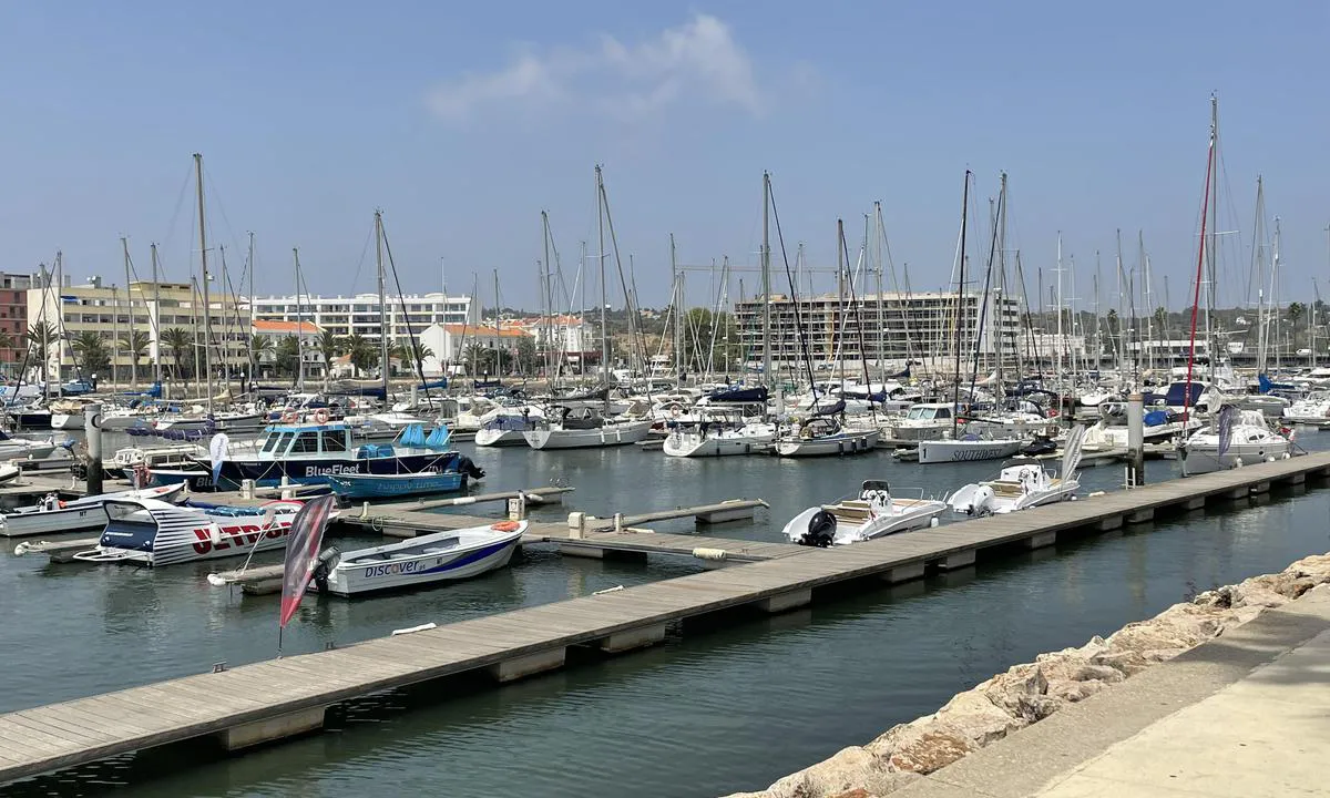 Marina de Lagos: Overall view. During daytime, intense traffic of boats with tourists for sea tours.