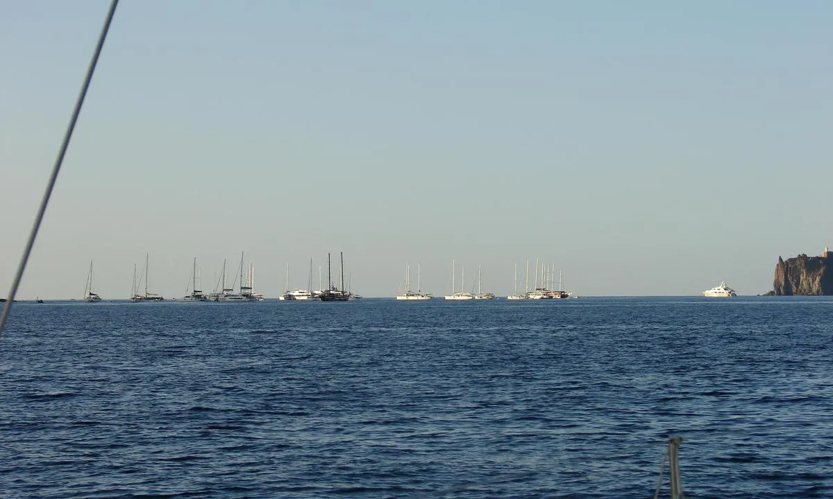 Marina del Gabbiano-Stromboli: {"base": "en", "no": "fort\u00f8yning til b\u00f8yer", "se": "f\u00f6rt\u00f6jning vid bojar", "en": "mooring on buoys", "da": "fort\u00f8jning til b\u00f8jer"}