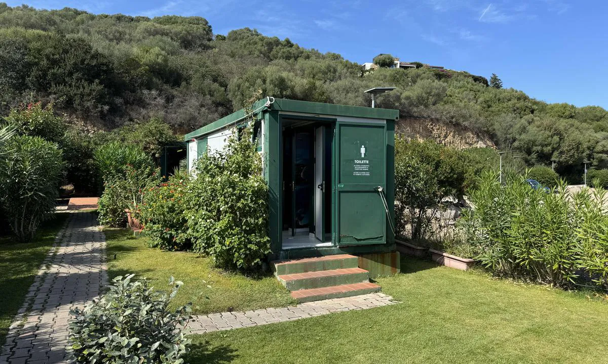 {"base": "en", "no": "Toalettene i Marina di Portisco", "se": "Toaletterna i Marina di Portisco", "en": "The toilets in Marina di Portisco", "da": "Toiletterne i Marina di Portisco", "fr": "Les toilettes de la Marina di Portisco", "de": "Die Toiletten in Marina di Portisco", "es": "Los ba\u00f1os en Marina di Portisco", "it": "I servizi igienici nella Marina di Portisco", "pt": "Os sanit\u00e1rios na Marina di Portisco", "nl": "De toiletten in Marina di Portisco", "pl": "Toalety w Marina di Portisco", "uk": "\u0422\u0443\u0430\u043b\u0435\u0442\u0438 \u0432 \u041c\u0430\u0440\u0438\u043d\u0456 \u0434\u0456 \u041f\u043e\u0440\u0442\u0456\u0441\u043a\u043e", "ro": "Toaletele din Marina di Portisco", "tr": "Marina di Portisco'daki tuvaletler", "el": "\u039f\u03b9 \u03c4\u03bf\u03c5\u03b1\u03bb\u03ad\u03c4\u03b5\u03c2 \u03c3\u03c4\u03b7 Marina di Portisco", "cs": "Toalety v Marina di Portisco", "hu": "A WC-k a Marina di Portisco-ban", "fi": "Marina di Portiscon wc:t", "bg": "\u0422\u043e\u0430\u043b\u0435\u0442\u043d\u0438\u0442\u0435 \u0432 \u041c\u0430\u0440\u0438\u043d\u0430 \u0434\u0438 \u041f\u043e\u0440\u0442\u0438\u0441\u043a\u043e", "sr": "Toaleti u Marini di Portisco", "et": "Tualetid Marina di Portiscos", "lv": "Tualetes Marina di Portisco", "lt": "Marina di Portisco tualetai"}