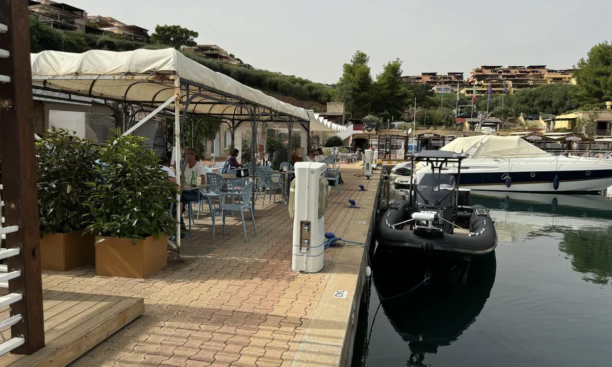 {"base": "en", "no": "I den indre havnen til Marina di Portisco finner du noen f\u00e5 restauranter. Lokale ser ut til \u00e5 foretrekke La Dolce Vita", "se": "I den inre hamnen i Marina di Portisco hittar du n\u00e5gra restauranger. Lokalbefolkningen verkar f\u00f6redra La Dolce Vita.", "en": "In the inner harbour of Marina di Portisco you will find a few restaurants. The locals seems to favour La Dolce Vita", "da": "I den indre havn i Marina di Portisco finder du nogle f\u00e5 restauranter. De lokale ser ud til at foretr\u00e6kke La Dolce Vita", "fr": "Dans le port int\u00e9rieur de Marina di Portisco, vous trouverez quelques restaurants. Les locaux semblent pr\u00e9f\u00e9rer La Dolce Vita", "de": "Im inneren Hafen von Marina di Portisco finden Sie einige Restaurants. Die Einheimischen scheinen La Dolce Vita zu bevorzugen.", "es": "En el puerto interior de Marina di Portisco encontrar\u00e1s algunos restaurantes. Los lugare\u00f1os parecen preferir La Dolce Vita", "it": "Nel porto interno di Marina di Portisco troverai alcuni ristoranti. I locali sembrano preferire La Dolce Vita", "pt": "No porto interno da Marina di Portisco, voc\u00ea encontrar\u00e1 alguns restaurantes. Os locais parecem preferir La Dolce Vita", "nl": "In de binnenhaven van Marina di Portisco vindt u een paar restaurants. De locals lijken de voorkeur te geven aan La Dolce Vita", "pl": "W wewn\u0119trznej przystani Marina di Portisco znajdziesz kilka restauracji. Miejscowi wydaj\u0105 si\u0119 preferowa\u0107 La Dolce Vita", "uk": "\u0423 \u0432\u043d\u0443\u0442\u0440\u0456\u0448\u043d\u0456\u0439 \u0433\u0430\u0432\u0430\u043d\u0456 \u041c\u0430\u0440\u0438\u043d\u0430 \u0434\u0456 \u041f\u043e\u0440\u0442\u0438\u0441\u043a\u043e \u0432\u0438 \u0437\u043d\u0430\u0439\u0434\u0435\u0442\u0435 \u043a\u0456\u043b\u044c\u043a\u0430 \u0440\u0435\u0441\u0442\u043e\u0440\u0430\u043d\u0456\u0432. \u041c\u0456\u0441\u0446\u0435\u0432\u0456 \u0436\u0438\u0442\u0435\u043b\u0456, \u0437\u0434\u0430\u0454\u0442\u044c\u0441\u044f, \u0432\u0456\u0434\u0434\u0430\u044e\u0442\u044c \u043f\u0435\u0440\u0435\u0432\u0430\u0433\u0443 La Dolce Vita", "ro": "\u00cen portul interior al Marina di Portisco ve\u021bi g\u0103si c\u00e2teva restaurante. Localnicii par s\u0103 prefere La Dolce Vita", "tr": "Marina di Portisco'nun i\u00e7 liman\u0131nda birka\u00e7 restoran bulacaks\u0131n\u0131z. Yerel halk La Dolce Vita'y\u0131 tercih ediyor gibi g\u00f6r\u00fcn\u00fcyor.", "el": "\u03a3\u03c4\u03bf \u03b5\u03c3\u03c9\u03c4\u03b5\u03c1\u03b9\u03ba\u03cc \u03bb\u03b9\u03bc\u03ac\u03bd\u03b9 \u03c4\u03b7\u03c2 \u039c\u03b1\u03c1\u03af\u03bd\u03b1 \u03bd\u03c4\u03b9 \u03a0\u03bf\u03c1\u03c4\u03af\u03c3\u03ba\u03bf \u03b8\u03b1 \u03b2\u03c1\u03b5\u03af\u03c4\u03b5 \u03bc\u03b5\u03c1\u03b9\u03ba\u03ac \u03b5\u03c3\u03c4\u03b9\u03b1\u03c4\u03cc\u03c1\u03b9\u03b1. \u039f\u03b9 \u03bd\u03c4\u03cc\u03c0\u03b9\u03bf\u03b9 \u03c6\u03b1\u03af\u03bd\u03b5\u03c4\u03b1\u03b9 \u03bd\u03b1 \u03c0\u03c1\u03bf\u03c4\u03b9\u03bc\u03bf\u03cd\u03bd \u03c4\u03bf La Dolce Vita.", "cs": "V\u00a0vnit\u0159n\u00edm p\u0159\u00edstavu Marina di Portisco najdete n\u011bkolik restaurac\u00ed. M\u00edstn\u00ed obyvatel\u00e9 z\u0159ejm\u011b d\u00e1vaj\u00ed p\u0159ednost restauraci La Dolce Vita.", "hu": "A Marina di Portisco bels\u0151 kik\u00f6t\u0151j\u00e9ben n\u00e9h\u00e1ny \u00e9ttermet tal\u00e1lhat. A helyiek \u00fagy t\u0171nik, hogy a La Dolce Vit\u00e1t r\u00e9szes\u00edtik el\u0151nyben.", "fi": "Marina di Portiscon sis\u00e4satamassa on muutamia ravintoloita. Paikalliset n\u00e4ytt\u00e4v\u00e4t suosivan La Dolce Vitaa.", "bg": "\u0412\u044a\u0432 \u0432\u044a\u0442\u0440\u0435\u0448\u043d\u043e\u0442\u043e \u043f\u0440\u0438\u0441\u0442\u0430\u043d\u0438\u0449\u0435 \u043d\u0430 Marina di Portisco \u0449\u0435 \u043d\u0430\u043c\u0435\u0440\u0438\u0442\u0435 \u043d\u044f\u043a\u043e\u043b\u043a\u043e \u0440\u0435\u0441\u0442\u043e\u0440\u0430\u043d\u0442\u0430. \u041c\u0435\u0441\u0442\u043d\u0438\u0442\u0435 \u0438\u0437\u0433\u043b\u0435\u0436\u0434\u0430 \u043f\u0440\u0435\u0434\u043f\u043e\u0447\u0438\u0442\u0430\u0442 La Dolce Vita", "sr": "U unutra\u0161njoj luci Marine di Portisco na\u0107i \u0107ete nekoliko restorana. Lokalci izgleda preferiraju La Dolce Vita.", "et": "Marina di Portisco sisejahisadamas leiate m\u00f5ned restoranid. Kohalikud paistavad eelistavat La Dolce Vita", "lv": "Iek\u0161\u0113j\u0101 Marina di Portisco ost\u0101 atrad\u012bsiet da\u017eas restor\u0101nvietas. Viet\u0113jie \u0161\u0137iet dod priek\u0161roku La Dolce Vita", "lt": "Vidin\u0117se Marina di Portisco uosto teritorijose rasite kelet\u0105 restoran\u0173. Vietiniai, atrodo, labiausiai m\u0117gsta La Dolce Vita"}