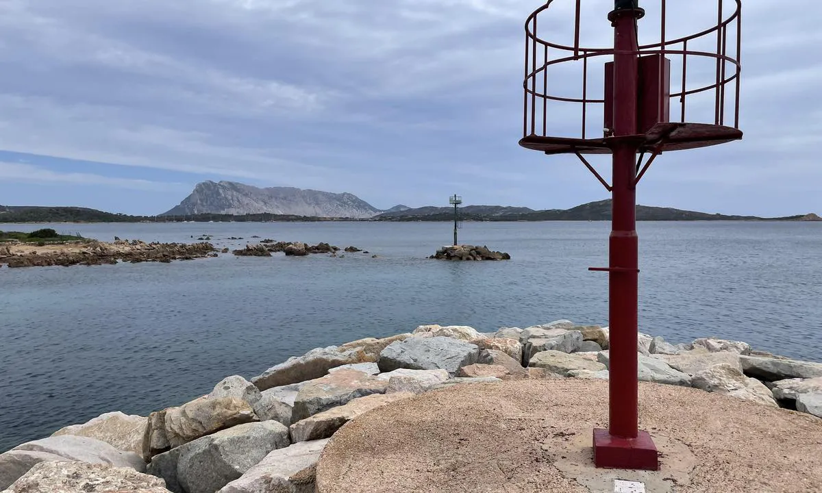 Marina di Puntaldia: {"base": "en", "no": "Inngang med utsikt mot Tavolara.", "se": "Ing\u00e5ng med utsikt \u00f6ver Tavolara.", "en": "Entrance with a view on Tavolara.", "da": "Indsejling med udsigt til Tavolara.", "fr": "Entr\u00e9e avec vue sur Tavolara.", "de": "Einfahrt mit Blick auf Tavolara.", "es": "Entrada con vista a Tavolara.", "it": "Ingresso con vista su Tavolara.", "pt": "Entrada com vista para Tavolara.", "nl": "Toegang met uitzicht op Tavolara.", "pl": "Wej\u015bcie z widokiem na Tavolar\u0119.", "uk": "\u0412\u0445\u0456\u0434 \u0456\u0437 \u0432\u0438\u0434\u043e\u043c \u043d\u0430 \u0422\u0430\u0432\u043e\u043b\u0430\u0440\u0443.", "ro": "Intrare cu vedere spre Tavolara.", "tr": "Tavolara manzaras\u0131yla giri\u015f.", "el": "\u0395\u03af\u03c3\u03bf\u03b4\u03bf\u03c2 \u03bc\u03b5 \u03b8\u03ad\u03b1 \u03c3\u03c4\u03b7\u03bd \u03a4\u03b1\u03b2\u03bf\u03bb\u03ac\u03c1\u03b1.", "cs": "Vjezd s v\u00fdhledem na Tavolaru.", "hu": "Bel\u00e9p\u00e9s kil\u00e1t\u00e1ssal a Tavolara-ra.", "fi": "Sis\u00e4\u00e4ntulo n\u00e4kym\u00e4ll\u00e4 Tavolaralle.", "bg": "\u0412\u0445\u043e\u0434 \u0441 \u0438\u0437\u0433\u043b\u0435\u0434 \u043a\u044a\u043c \u0422\u0430\u0432\u043e\u043b\u0430\u0440\u0430.", "sr": "Ulaz s pogledom na Tavolaru.", "et": "Sissep\u00e4\u00e4s vaatega Tavolarale.", "lv": "Ieeja ar skatu uz Tavol\u0101ru.", "lt": "\u012eplaukimas su vaizdu \u012f Tavolar\u0105."}