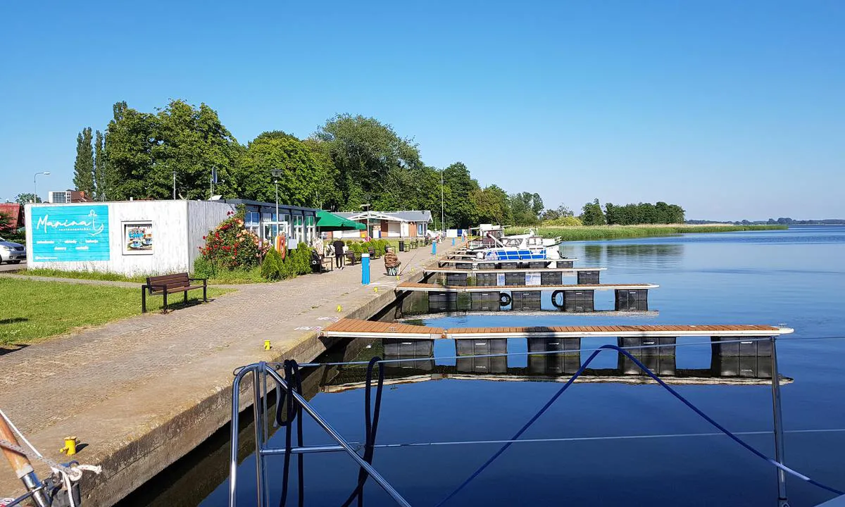 {"base": "no", "no": "Dziwnow Stadthafen, oppstr\u00f8ms av brua. En liten g\u00e5tur unna \"sentrum\", hvor det er en bra Biedronka matvarebutikk. Med frisk SW vind opplevdes det litt plaskete, bryggene er ganske lette. Ellers helt OK. Nordover, over sand\u00e5sen, er det ganske kort vei til fin sandstrand. Rundt Dziwnow er det 3 andre havner. Marina Polmax er ganske liten, ligger ikke p\u00e5 bysiden, og s\u00e5 ikke s\u00e5 fristende ut for oss. Zimowy, som ligger rett over p\u00e5 andre siden av elva, bar preg av fiskeriaktivitet. Neste, Marina Dziwnow, er ganske ny og fin. Da vi var der, var det regatta og ingen plass.", "se": "<strong>Dziwnow Stadshamn</strong>, uppstr\u00f6ms fr\u00e5n bron.<br> En liten promenad fr\u00e5n \"centrum\", d\u00e4r det finns en bra Biedronka livsmedelsbutik.<br> Med frisk SW vind k\u00e4ndes det lite skv\u00e4ttigt, bryggorna \u00e4r ganska l\u00e4tta. Annars helt OK.<br> Norrut, \u00f6ver sand\u00e5sen, \u00e4r det ganska kort v\u00e4g till en fin sandstrand.<br> Runt Dziwnow finns det 3 andra hamnar. Marina Polmax \u00e4r ganska liten, ligger inte p\u00e5 stadssidan och s\u00e5g inte s\u00e5 inbjudande ut f\u00f6r oss.<br>Zimowy, som ligger precis p\u00e5 andra sidan floden, pr\u00e4glas av fiskeaktiviteter.<br> N\u00e4sta, Marina Dziwnow, \u00e4r ganska ny och fin. N\u00e4r vi var d\u00e4r var det regatta och ingen plats.", "en": "Dziwnow Stadthafen, upstream of the bridge. A short walk away from the 'center', where there is a good Biedronka grocery store. With fresh SW wind, it felt a bit splashy, the docks are quite light. Otherwise, quite OK. Northward, over the sand ridge, it's a fairly short distance to a nice sandy beach. Around Dziwnow, there are 3 other harbors. Marina Polmax is quite small, not located on the city side, and didn't look very tempting to us. Zimowy, which is located right across the river, showed signs of fishery activity. Next, Marina Dziwnow, is quite new and nice. When we were there, there was a regatta and no available space.", "da": "Dziwnow Stadthavn, opstr\u00f8ms for broen. En lille g\u00e5tur v\u00e6k fra \"centrum\", hvor der er en god Biedronka dagligvarebutik. Med frisk SW vind oplevedes det lidt plaskende, broerne er ret lette. Ellers helt OK. Nordp\u00e5, over sandryggen, er der ret kort vej til en fin sandstrand. Rundt Dziwnow er der 3 andre havne. Marina Polmax er ret lille, ligger ikke p\u00e5 bysiden, og s\u00e5 ikke s\u00e5 fristende ud for os. Zimowy, som ligger lige over p\u00e5 den anden side af floden, bar pr\u00e6g af fiskeriaktivitet. N\u00e6ste, Marina Dziwnow, er ret ny og fin. Da vi var der, var der regatta og ingen plads."}