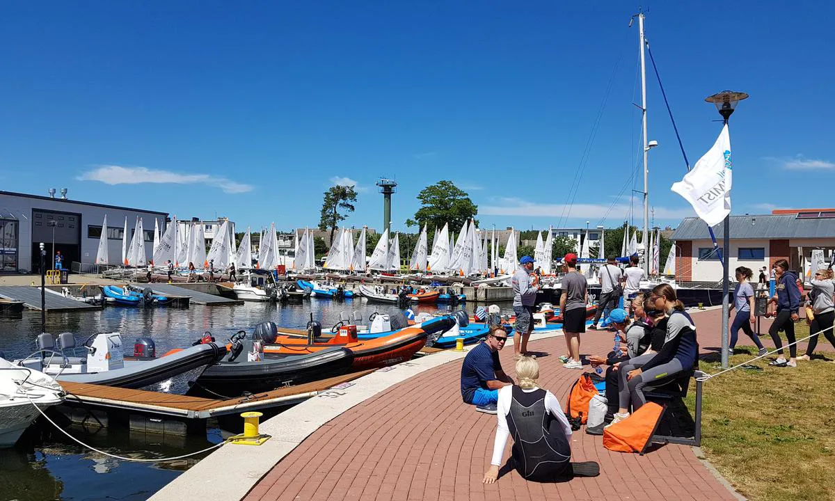 Marina Dziwnów : {"base": "no", "no": "Bildet er fra regattadager med mange joller, men det er plass til st\u00f8rre b\u00e5ter.", "se": "Bilden \u00e4r fr\u00e5n regattadagar med m\u00e5nga jollar, men det finns plats f\u00f6r st\u00f6rre b\u00e5tar.", "en": "The picture is from regatta days with many dinghies, but there is space for larger boats.", "da": "Billedet er fra kapsejladsdage med mange joller, men der er plads til st\u00f8rre b\u00e5de."}