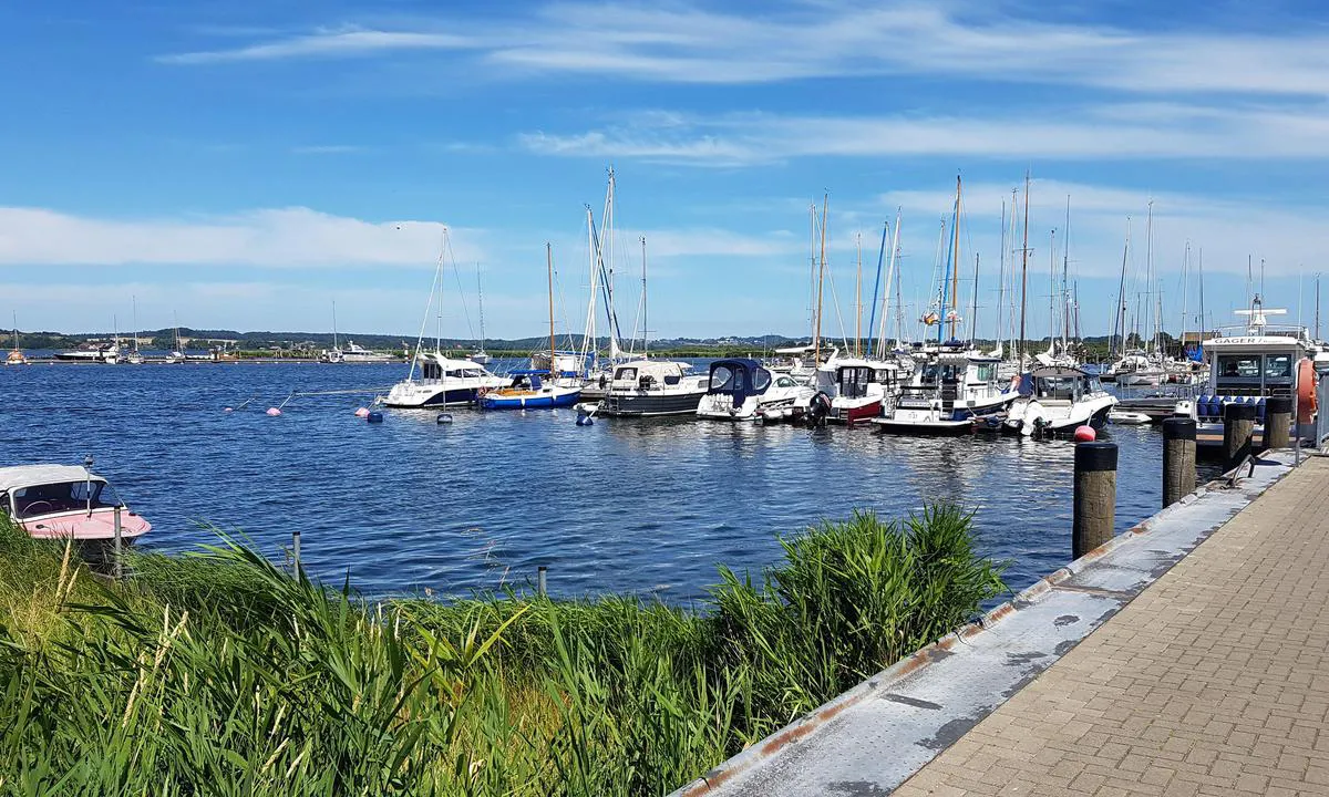 {"base": "de", "no": "Marina Gager", "se": "Marina Gager", "en": "Marina Gager", "da": "Marina Gager", "fr": "Marina Gager", "de": "Marina Gager", "es": "Marina Gager", "it": "Marina Gager", "pt": "<h3> Marina Gager</h3>\nEin idyllischer Hafen, der Schutz vor allen Winden bietet. Entlang des Kais gibt es Strom- und Wasseranschl\u00fcsse. Das Hafenb\u00fcro hat w\u00e4hrend der Saison t\u00e4glich ge\u00f6ffnet. WCs und Duschen stehen rund um die Uhr zur Verf\u00fcgung. Im nahegelegenen Dorf gibt es Restaurants und Einkaufsm\u00f6glichkeiten.\n<h4> Facilidades:</h4>\n<ul>\n <li>Eletricidade e \u00e1gua no cais</li>\n <li>Sanit\u00e1rios e duchas 24 horas</li>\n <li>Restaurantes e lojas nas proximidades</li>\n</ul>", "nl": "<html><head><title>Marina Gager</title></head><body><h1>Marina Gager</h1></body></html>", "pl": "Marina Gager", "uk": "<i>\u041c\u0430\u0440\u0438\u043d\u0430 \u0413\u0430\u0433\u0435\u0440</i>", "ro": "Portul de agrement Gager", "tr": "Marina Gager", "el": "\u039c\u03b1\u03c1\u03af\u03bd\u03b1 Gager", "cs": "Marina Gager", "hu": "Marina Gager", "fi": "Marina Gager", "bg": "\u041c\u0430\u0440\u0438\u043d\u0430 \u0413\u0430\u0433\u0435\u0440", "sr": "\u041c\u0430\u0440\u0438\u043d\u0430 \u0413\u0430\u0433\u0435\u0440", "et": "Gageri jahisadam", "lv": "Marina Gager", "lt": "Marina Gager"}