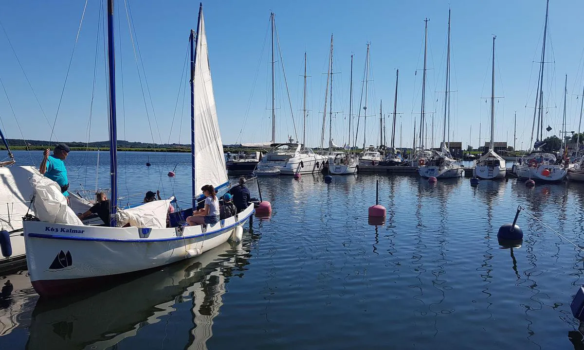 Hafen Gager: {"base": "de", "no": "Marina Gager", "se": "Marina Gager", "en": "Marina Gager", "da": "Marina Gager", "fr": "Marina Gager", "de": "Marina Gager", "es": "Marina Gager", "it": "Marina Gager", "pt": "Marina Gager", "nl": "<h1>Marina Gager</h1>", "pl": "Marina Gager", "uk": "\u041c\u0430\u0440\u0438\u043d\u0430 \u0490\u0430\u0491\u0435\u0440", "ro": "<h1>Marina Gager</h1><p>Marina Gager este un port de agrement situat \u00een localitatea Gager, pe insula R\u00fcgen, Germania. Marina ofer\u0103 facilit\u0103\u021bi moderne pentru marinari, inclusiv pontoane sigure, alimentare cu energie electric\u0103 \u0219i ap\u0103, precum \u0219i servicii de repara\u021bii \u0219i \u00eentre\u021binere. De asemenea, \u00een apropiere, ve\u021bi g\u0103si magazine nautice, restaurante \u0219i zone de recreere.</p><p>Harbour master-ul este disponibil pentru a v\u0103 oferi asisten\u021b\u0103 la sosire \u0219i plecare, precum \u0219i pentru orice alte nevoi pe care le-a\u021bi putea avea \u00een timpul \u0219ederii dumneavoastr\u0103. Comunicarea radio se face pe canalul VHF 14. Tarifele de acostare sunt afi\u0219ate la biroul marina \u0219i variabile \u00een func\u021bie de sezon \u0219i dimensiunea ambarca\u021biunii.</p><p>Marina Gager este cunoscut\u0103 pentru frumuse\u021bea sa natural\u0103 \u0219i pentru proximitatea fa\u021b\u0103 de atrac\u021biile turistice ale insulei R\u00fcgen. Este un punct de plecare ideal pentru explorarea M\u0103rii Baltice \u0219i a zonelor adiacente.</p>", "tr": "Marina Gager", "el": "\u039c\u03b1\u03c1\u03af\u03bd\u03b1 Gager", "cs": "Marina Gager", "hu": "Marina Gager", "fi": "Marina Gager", "bg": "\u041c\u0430\u0440\u0438\u043d\u0430 \u0413\u0430\u0439\u0435\u0440", "sr": "\u041c\u0430\u0440\u0438\u043d\u0430 \u0413\u0430\u0433\u0435\u0440", "et": "Gageri jahisadam", "lv": "Marina Gager", "lt": "Marina Gager"}