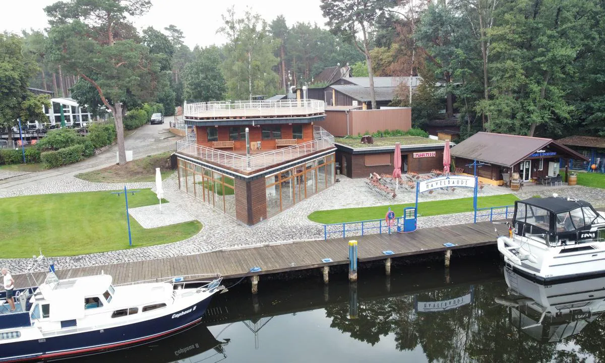 {"base": "de", "no": "Legg til langskips. Vann Str\u00f8m Diesel Dusjer WC liten marinebutikk. Br\u00f8dlevering hos havnesjefen.", "se": "L\u00e4gg till l\u00e5ngsides. Vatten Str\u00f6m Diesel Dusch WC liten marinaff\u00e4r. Frukostbullar service hos hamnkaptenen.", "en": "Docking alongside. Water, electricity, diesel, showers, toilet, small marine shop. Bread roll service at the harbour master.", "da": "L\u00e6g til langskibs. Vand Str\u00f8m Diesel Brusere WC lille marinebutik. Br\u00f8dservice hos havnemesteren.", "fr": "Accostage \u00e0 couple. Eau \u00c9lectricit\u00e9 Diesel Douches WC petite boutique marine. Service de pain chez le ma\u00eetre de port.", "de": "Anlegen l\u00e4ngstseits. Wasser Strom Diesel Duschen WC kleiner Marineladen. Br\u00f6tchenservice beim Hafenmeister.", "es": "Amarre al costado. Agua, electricidad, di\u00e9sel, duchas, WC, peque\u00f1a tienda marina. Servicio de panecillos en la oficina del puerto.", "it": "Attracco lungo la banchina. Acqua, corrente, diesel, docce, WC, piccolo negozio marittimo. Servizio di consegna del pane presso il porto.", "pt": "Atracar ao lado. \u00c1gua, eletricidade, diesel, chuveiros, WC, pequena loja n\u00e1utica. Servi\u00e7o de p\u00e3o fresco no capit\u00e3o do porto.", "nl": "Langszij aanleggen. Water stroom diesel douches wc klein scheepsmagazijn. Broodjesservice bij de havenmeester.", "pl": "Cumowanie r\u00f3wnolegle. Woda Pr\u0105d Diesel Prysznice WC ma\u0142y sklep \u017ceglarski. Us\u0142uga dostarczania bu\u0142ek u bosmana.", "uk": "\u0428\u0432\u0430\u0440\u0442\u0443\u0432\u0430\u043d\u043d\u044f \u0432\u0437\u0434\u043e\u0432\u0436 \u0431\u043e\u0440\u0442\u0443. \u0412\u043e\u0434\u0430 \u0415\u043b\u0435\u043a\u0442\u0440\u0438\u043a\u0430 \u0414\u0438\u0437\u0435\u043b\u044c \u0414\u0443\u0448\u0456 \u0422\u0443\u0430\u043b\u0435\u0442 \u043c\u0430\u043b\u0435\u043d\u044c\u043a\u0438\u0439 \u043c\u043e\u0440\u0441\u044c\u043a\u0438\u0439 \u043c\u0430\u0433\u0430\u0437\u0438\u043d. \u041f\u043e\u0441\u043b\u0443\u0433\u0430 \u0441\u0432\u0456\u0436\u043e\u0432\u0438\u043f\u0435\u0447\u0435\u043d\u043e\u0433\u043e \u0445\u043b\u0456\u0431\u0430 \u0443 \u043d\u0430\u0447\u0430\u043b\u044c\u043d\u0438\u043a\u0430 \u0433\u0430\u0432\u0430\u043d\u0456.", "ro": "Andocare cu laterala. Ap\u0103 electricitate motorin\u0103 du\u0219uri WC mic magazin marin\u0103resc. Serviciu de p\u00e2ine la c\u0103pitanul portului.", "tr": "R\u0131ht\u0131m boyunca yana\u015fma. Su Elektrik Mazot Du\u015flar WC k\u00fc\u00e7\u00fck marina ma\u011fazas\u0131. Liman kaptan\u0131ndan ekmek servisi.", "el": "\u03a0\u03bb\u03b1\u03b3\u03b9\u03bf\u03b4\u03ad\u03c4\u03b7\u03c3\u03b7. \u039d\u03b5\u03c1\u03cc \u03a1\u03b5\u03cd\u03bc\u03b1 \u03a0\u03b5\u03c4\u03c1\u03ad\u03bb\u03b1\u03b9\u03bf \u039d\u03c4\u03bf\u03c5\u03c2 \u03a4\u03bf\u03c5\u03b1\u03bb\u03ad\u03c4\u03b5\u03c2 \u03bc\u03b9\u03ba\u03c1\u03cc \u03ba\u03b1\u03c4\u03ac\u03c3\u03c4\u03b7\u03bc\u03b1 \u03b8\u03b1\u03bb\u03ac\u03c3\u03c3\u03b9\u03c9\u03bd \u03b5\u03b9\u03b4\u03ce\u03bd. \u03a5\u03c0\u03b7\u03c1\u03b5\u03c3\u03af\u03b1 \u03c8\u03c9\u03bc\u03b9\u03bf\u03cd \u03c3\u03c4\u03bf\u03bd \u03bb\u03b9\u03bc\u03b5\u03bd\u03ac\u03c1\u03c7\u03b7.", "cs": "P\u0159ist\u00e1n\u00ed bokem. Voda, elekt\u0159ina, nafta, sprchy, WC, mal\u00fd lodn\u00ed obchod. Slu\u017eba pe\u010diva u spr\u00e1vce p\u0159\u00edstavu.", "hu": "Hossz\u00e1ban kik\u00f6t\u00e9s. V\u00edz, \u00e1ram, d\u00edzel, zuhanyz\u00f3k, WC, kis haj\u00f3sbolt. Friss p\u00e9ks\u00fctem\u00e9nyek a kik\u00f6t\u0151mester\u00e9t\u0151l.", "fi": "Kiinnittyminen kylkikiinnitykseen. Vesi S\u00e4hk\u00f6 Diesel Suihkut WC pieni venetarvikeliike. S\u00e4mpyl\u00e4palvelu satamakapteenin luona.", "bg": "\u0428\u0432\u0430\u0440\u0442\u043e\u0432\u0430\u043d\u0435 \u043f\u043e \u0434\u044a\u043b\u0436\u0438\u043d\u0430\u0442\u0430 \u043d\u0430 \u043a\u0435\u044f. \u0412\u043e\u0434\u0430 \u0415\u043b\u0435\u043a\u0442\u0440\u0438\u0447\u0435\u0441\u0442\u0432\u043e \u0414\u0438\u0437\u0435\u043b \u0414\u0443\u0448\u043e\u0432\u0435 \u0422\u043e\u0430\u043b\u0435\u0442\u043d\u0438 \u043c\u0430\u043b\u044a\u043a \u043c\u043e\u0440\u0441\u043a\u0438 \u043c\u0430\u0433\u0430\u0437\u0438\u043d. \u0423\u0441\u043b\u0443\u0433\u0430 \u0437\u0430 \u0445\u043b\u044f\u0431 \u043f\u0440\u0438 \u043f\u0440\u0438\u0441\u0442\u0430\u043d\u0438\u0449\u043d\u0438\u044f \u043a\u0430\u043f\u0438\u0442\u0430\u043d.", "sr": "\u041f\u0440\u0438\u0447\u0430\u045a\u0430 \u0443\u0437 \u0431\u043e\u043a. \u0412\u043e\u0434\u0430 \u0441\u0442\u0440\u0443\u0458\u0430 \u0434\u0438\u0437\u0435\u043b \u0442\u0443\u0448\u0435\u0432\u0438 WC \u043c\u0430\u043b\u0430 \u043c\u0430\u0440\u0438\u043d\u0441\u043a\u0430 \u043f\u0440\u043e\u0434\u0430\u0432\u043d\u0438\u0446\u0430. \u0423\u0441\u043b\u0443\u0433\u0430 \u0434\u043e\u0441\u0442\u0430\u0432\u0435 \u0445\u043b\u0435\u0431\u0430 \u043a\u043e\u0434 \u043c\u0430\u0440\u0438\u043d\u0441\u043a\u043e\u0433 \u043a\u0430\u043f\u0435\u0442\u0430\u043d\u0430.", "et": "Kaito k\u00f5rvale sildumine. Vesi Elektrivool Diisel Du\u0161id WC v\u00e4ike merekauplus. Saiakeste teenus sadamakaptenilt.", "lv": "Piest\u0101tn\u0113 gareniski. \u016adens Elektr\u012bba D\u012bze\u013cdegviela Du\u0161as Tualetes mazs j\u016bras veikals. Maizes pieg\u0101des pakalpojumi pie ostas priek\u0161nieka.", "lt": "\u0160vartuotis prieplaukos \u0161onu. Vanduo Elektra Dyzelinas Du\u0161ai Tualetai ma\u017eas j\u016br\u0173 reikmen\u0173 parduotuv\u0117. Kepykla pas uosto kapiton\u0105."}