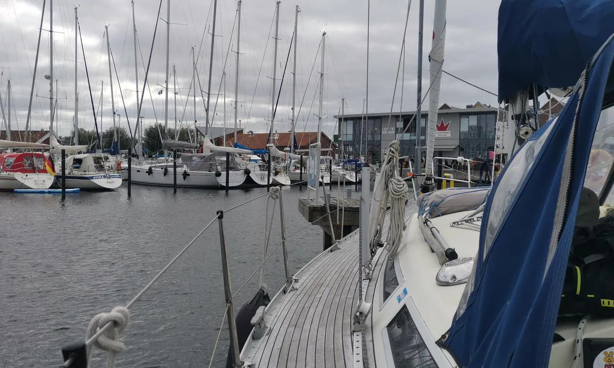 {"base": "no", "no": "Innerst i Yachthafen", "se": "L\u00e4ngst in i Yachthafen", "en": "Innermost in the marina", "da": "Inderst i Yachthafen"}