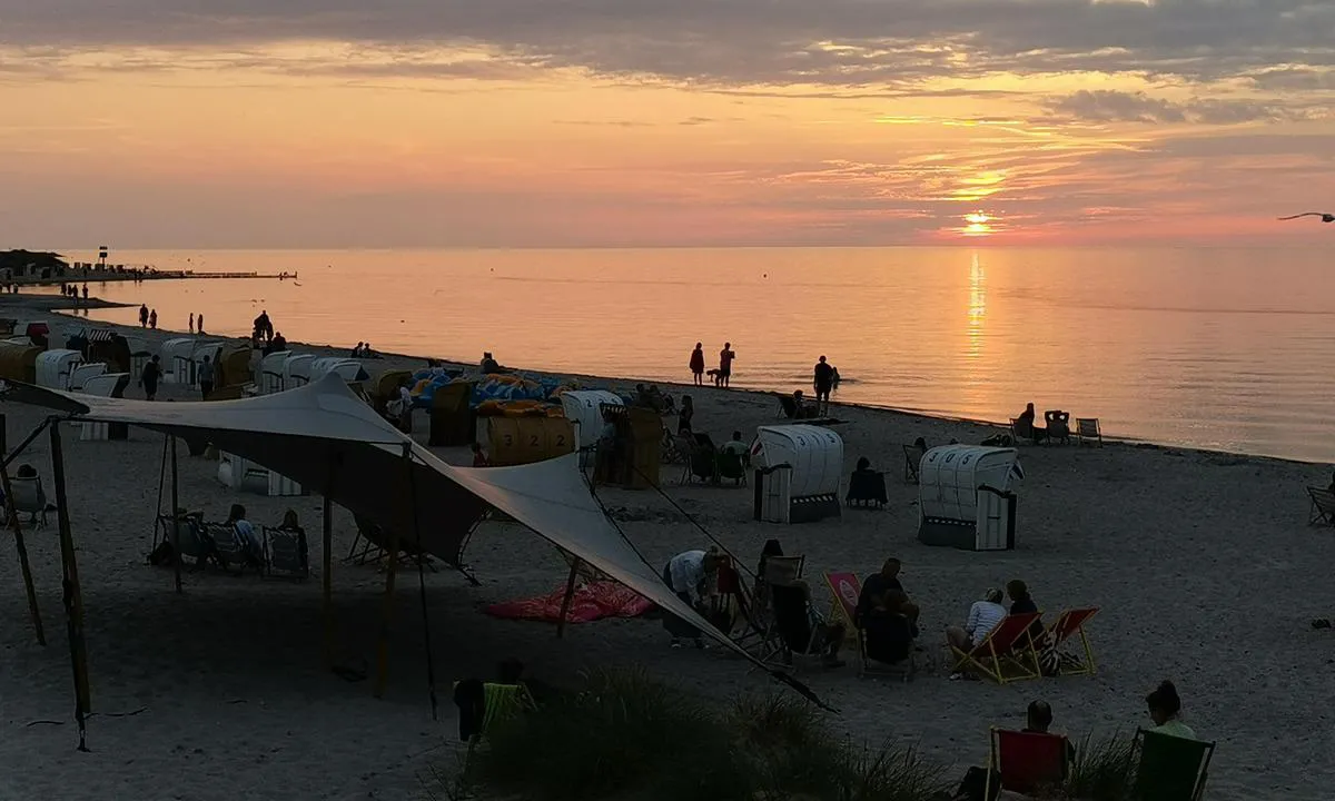 Marina Heiligenhafen: {"base": "no", "no": "Stranden rett vest for havnen", "se": "Stranden rakt v\u00e4ster om hamnen", "en": "The beach immediately west of the harbor", "da": "Stranden lige vest for havnen"}