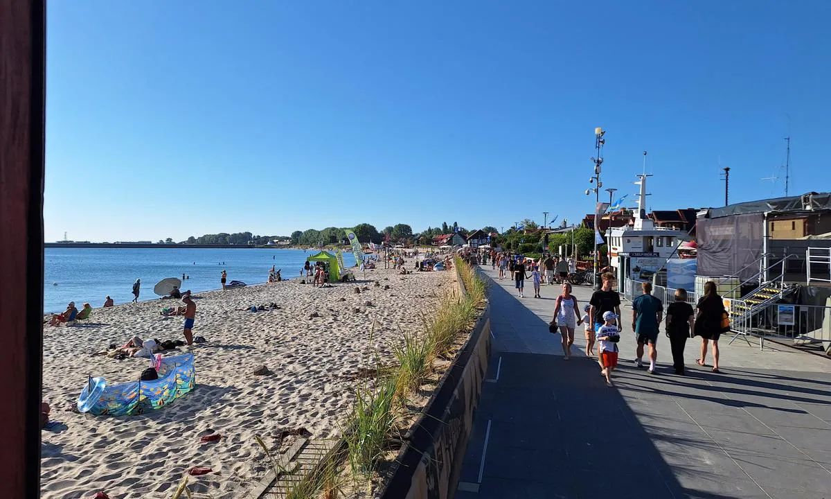 {"base": "no", "no": "Hel er en badeby, Stranda p\u00e5 bildet er 200m fra marinaen.", "se": "Hel \u00e4r en badort, Stranden p\u00e5 bilden \u00e4r 200m fr\u00e5n marinan.", "en": "Hel is a seaside resort, The beach in the picture is 200m from the marina.", "da": "Hel er en badeby, Stranden p\u00e5 billedet er 200 m fra marinaen.", "fr": "Hel est une station baln\u00e9aire, la plage sur la photo est \u00e0 200m de la marina.", "de": "Hel ist ein Badeort, der Strand auf dem Bild ist 200m vom Yachthafen entfernt.", "es": "Hel es una ciudad balnearia, La playa en la imagen est\u00e1 a 200m de la marina.", "it": "Hel \u00e8 una localit\u00e0 balneare, la spiaggia nella foto si trova a 200m dal porto turistico.", "pt": "Hel \u00e9 uma est\u00e2ncia balnear, a praia na imagem est\u00e1 a 200m da marina.", "nl": "Hel is een badplaats, het strand op de foto ligt 200m van de jachthaven.", "pl": "Hel jest miejscowo\u015bci\u0105 k\u0105pieliskow\u0105, pla\u017ca na zdj\u0119ciu znajduje si\u0119 200m od mariny.", "uk": "\u0413\u0435\u043b\u044c \u0454 \u043a\u0443\u0440\u043e\u0440\u0442\u043d\u0438\u043c \u043c\u0456\u0441\u0442\u043e\u043c, \u043f\u043b\u044f\u0436 \u043d\u0430 \u0444\u043e\u0442\u043e \u0440\u043e\u0437\u0442\u0430\u0448\u043e\u0432\u0430\u043d\u0438\u0439 \u0437\u0430 200 \u043c \u0432\u0456\u0434 \u043c\u0430\u0440\u0438\u043d\u0438.", "ro": "Hel este o sta\u021biune balnear\u0103, Plaja din imagine se afl\u0103 la 200m de marin\u0103.", "tr": "Hel bir plaj kasabas\u0131d\u0131r, Resimdeki plaj marinadan 200m uzakl\u0131ktad\u0131r.", "el": "\u03a4\u03bf \u03a7\u03b5\u03bb \u03b5\u03af\u03bd\u03b1\u03b9 \u03ad\u03bd\u03b1 \u03bb\u03bf\u03c5\u03c4\u03c1\u03cc\u03c0\u03bf\u03bb\u03b7, \u03b7 \u03c0\u03b1\u03c1\u03b1\u03bb\u03af\u03b1 \u03c3\u03c4\u03b7 \u03c6\u03c9\u03c4\u03bf\u03b3\u03c1\u03b1\u03c6\u03af\u03b1 \u03b5\u03af\u03bd\u03b1\u03b9 200\u03bc \u03b1\u03c0\u03cc \u03c4\u03b7 \u03bc\u03b1\u03c1\u03af\u03bd\u03b1.", "cs": "Hel je p\u0159\u00edmo\u0159sk\u00e9 letovisko, pl\u00e1\u017e na obr\u00e1zku je 200m od p\u0159\u00edstavu.", "hu": "Hel egy f\u00fcrd\u0151v\u00e1ros, a k\u00e9pen l\u00e1that\u00f3 strand 200m-re van a kik\u00f6t\u0151t\u0151l.", "fi": "Hel on kylpyl\u00e4kaupunki, Kuvassa n\u00e4kyv\u00e4 ranta on 200m p\u00e4\u00e4ss\u00e4 venesatamasta.", "bg": "\u0425\u0435\u043b \u0435 \u043a\u0443\u0440\u043e\u0440\u0442\u0435\u043d \u0433\u0440\u0430\u0434, \u043f\u043b\u0430\u0436\u044a\u0442 \u043d\u0430 \u0441\u043d\u0438\u043c\u043a\u0430\u0442\u0430 \u0435 \u043d\u0430 200 \u043c \u043e\u0442 \u043c\u0430\u0440\u0438\u043d\u0430\u0442\u0430.", "sr": "\u0425\u0435\u043b \u0458\u0435 \u043a\u0443\u043f\u0430\u043b\u0438\u0448\u0442\u0435, \u041f\u043b\u0430\u0436\u0430 \u043d\u0430 \u0441\u043b\u0438\u0446\u0438 \u0458\u0435 200\u043c \u043e\u0434 \u043c\u0430\u0440\u0438\u043d\u0435.", "et": "Hel on kuurort, pildil olev rand on 200 meetri kaugusel jahisadamast.", "lv": "Hel ir k\u016brortpils\u0113ta, Pludmale att\u0113l\u0101 atrodas 200m no jahtu ostas.", "lt": "Hel yra paj\u016brio miestas, papl\u016bdimys nuotraukoje yra 200m nuo marin\u0173."}