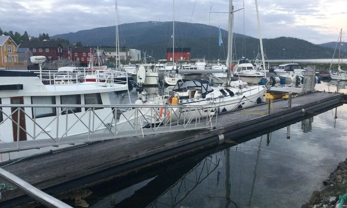 Marina Hemnesberget: {"base": "no", "no": "Gjestebrygga langs moloen.", "se": "G\u00e4stbryggan l\u00e4ngs v\u00e5gbrytaren.", "en": "Guest pier along the breakwater.", "da": "G\u00e6stebroen langs molen."}