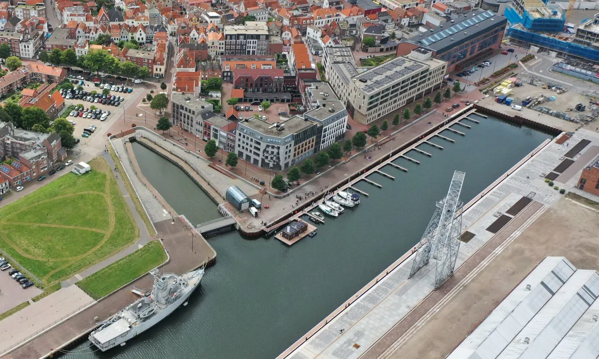 Stadshaven Scheldekwartier: {"base": "nl", "no": "Foto: Havn Schelde.", "se": "Foto: Jachthaven Schelde.", "en": "Photo: Schelde Marina.", "da": "Foto: Marina Schelde.", "fr": "Photo : Marina Schelde.", "de": "Foto: Jachthafen Schelde.", "es": "Foto: Puerto Deportivo Schelde.", "it": "Foto: Porto Turistico Schelde.", "pt": "Foto: Marina Schelde.", "nl": "Photo: Jachthaven Schelde.", "pl": "Zdj\u0119cie: Przysta\u0144 Schelde.", "uk": "\u0424\u043e\u0442\u043e: \u042f\u0445\u0442\u043e\u0432\u0430 \u043f\u0440\u0438\u0441\u0442\u0430\u043d\u044c \u0428\u0435\u043b\u044c\u0434\u0430.", "ro": "Fotografie: Portul de agrement Schelde.", "tr": "Foto\u011fraf: Schelde Yat Liman\u0131.", "el": "\u03a6\u03c9\u03c4\u03bf\u03b3\u03c1\u03b1\u03c6\u03af\u03b1: \u039c\u03b1\u03c1\u03af\u03bd\u03b1 Schelde.", "cs": "Foto: Jachthaven Schelde.", "hu": "Fot\u00f3: Jachthaven Schelde.", "fi": "Valokuva: Jachthaven Schelde.", "bg": "\u0421\u043d\u0438\u043c\u043a\u0430: \u041f\u0440\u0438\u0441\u0442\u0430\u043d\u0438\u0449\u0435 \u0428\u0435\u043b\u0434\u0435.", "sr": "\u0424\u043e\u0442\u043e: \u041c\u0430\u0440\u0438\u043d\u0430 \u0428\u0435\u043b\u0434\u0435.", "et": "Foto: Jahiinvennen Schelde.", "lv": "Foto: Jachtuostas \u0160elda.", "lt": "Nuotrauka: Jacht\u0173 uostas Schelde."}