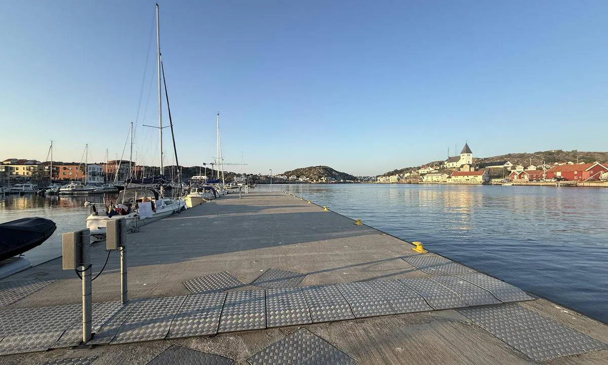 Marina kajen Skärhamn: {"base": "no", "no": "B\u00f8lgebryter/brygge med fort\u00f8yning p\u00e5 innsiden", "se": "V\u00e5gbrytare/brygga med f\u00f6rt\u00f6jning p\u00e5 insidan", "en": "Breakwater/pier with mooring on the inside", "da": "B\u00f8lgebryder/bro med fort\u00f8jning p\u00e5 indersiden", "fr": "brise-lames/jet\u00e9e avec amarrage \u00e0 l'int\u00e9rieur", "de": "Wellenbrecher/Steg mit Festmachern auf der Innenseite", "es": "Rompemuelles/muelle con amarre en el interior", "it": "Frangiflutti/banchina con ormeggio all'interno", "pt": "Quebra-mar/pier com amarra\u00e7\u00e3o no interior", "nl": "Golfbreker/kade met aanleg aan de binnenkant", "pl": "Falochron/nabrze\u017ce z mo\u017cliwo\u015bci\u0105 cumowania po wewn\u0119trznej stronie", "uk": "\u0425\u0432\u0438\u043b\u0435\u0440\u0456\u0437/\u043f\u0440\u0438\u0447\u0430\u043b \u0456\u0437 \u0448\u0432\u0430\u0440\u0442\u0443\u0432\u0430\u043d\u043d\u044f\u043c \u0437 \u0432\u043d\u0443\u0442\u0440\u0456\u0448\u043d\u044c\u043e\u0433\u043e \u0431\u043e\u043a\u0443", "ro": "Dig/chei cu acostare pe interior", "tr": "Dalga k\u0131ran/iskelenin i\u00e7 taraf\u0131nda ba\u011flanma", "el": "\u039a\u03c5\u03bc\u03b1\u03c4\u03bf\u03b8\u03c1\u03b1\u03cd\u03c3\u03c4\u03b7\u03c2/\u03b1\u03c0\u03bf\u03b2\u03ac\u03b8\u03c1\u03b1 \u03bc\u03b5 \u03c0\u03c1\u03cc\u03c3\u03b4\u03b5\u03c3\u03b7 \u03c3\u03c4\u03b7\u03bd \u03b5\u03c3\u03c9\u03c4\u03b5\u03c1\u03b9\u03ba\u03ae \u03c0\u03bb\u03b5\u03c5\u03c1\u03ac", "cs": "Vlnolam/p\u0159\u00edstavn\u00ed hr\u00e1z s v\u00e1z\u00e1n\u00edm uvnit\u0159", "hu": "Hull\u00e1mt\u00f6r\u0151/m\u00f3l\u00f3 r\u00f6gz\u00edt\u00e9si lehet\u0151s\u00e9ggel a bels\u0151 oldalon", "fi": "Aallokkomurtaja/laituri veneen kiinnitykseen sis\u00e4puolelta", "bg": "\u0412\u044a\u043b\u043d\u043e\u043b\u043e\u043c/\u043f\u0440\u0438\u0441\u0442\u0430\u043d \u0441 \u043c\u0435\u0441\u0442\u0430 \u0437\u0430 \u0448\u0432\u0430\u0440\u0442\u043e\u0432\u0430\u043d\u0435 \u043e\u0442 \u0432\u044a\u0442\u0440\u0435\u0448\u043d\u0430\u0442\u0430 \u0441\u0442\u0440\u0430\u043d\u0430", "sr": "\u041f\u0440\u0435\u043b\u043e\u043c\u043d\u0438\u043a \u0442\u0430\u043b\u0430\u0441\u0430 / \u043f\u0440\u0438\u0441\u0442\u0430\u043d \u0441\u0430 \u043f\u0440\u0438\u0441\u0442\u0443\u043f\u043e\u043c \u0437\u0430 \u0432\u0435\u0437\u0438\u0432\u0430\u045a\u0435 \u0441\u0430 \u0443\u043d\u0443\u0442\u0440\u0430\u0448\u045a\u0435 \u0441\u0442\u0440\u0430\u043d\u0435", "et": "Murdelaine/kai koos sildumisv\u00f5imalusega sisek\u00fcljel", "lv": "V\u0113ja un vi\u013c\u0146u lauz\u0113js/piest\u0101tne ar piest\u0101tn\u0113m iek\u0161pus\u0113", "lt": "Bangolau\u017eis/prieplauka su \u0161vartavimusi i\u0161 vidin\u0117s pus\u0117s"}