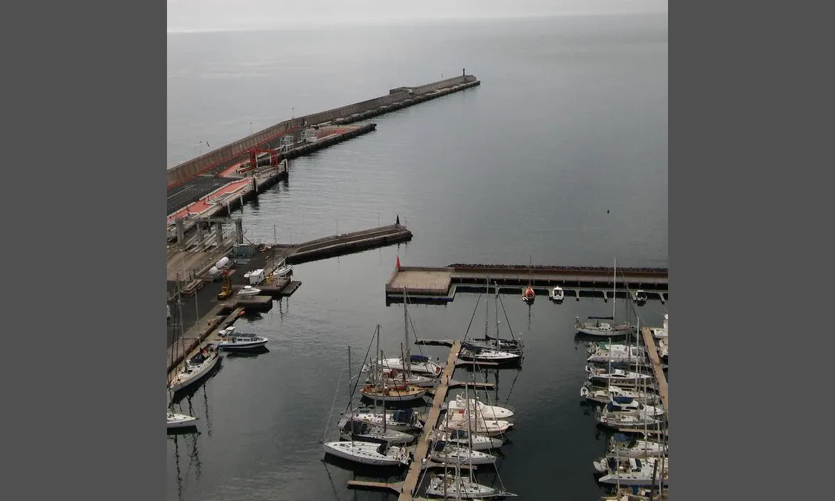 Marina La Gomera: Fin og lun havn. En del støy fra fergene som går mellom San Sebastian og Los Christianos.
