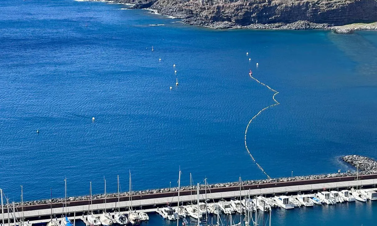 {"base": "no", "no": "\u00abKanalen\u00bb man m\u00e5 seile f\u00f8r man kommer til marinaen . Kall opp havnevakta p\u00e5 kanal 12. De vil gi deg tillatelse til \u00e5 komme inn til kanalen hvis det ikke er ferger som skal ut eller inn. Dette gj\u00f8r du f\u00f8r du kaller opp marinaen p\u00e5 kanl 9", "se": "\u00abKanalen\u00bb man m\u00e5ste segla igenom innan man kommer till marinan. Anropa hamnvakten p\u00e5 kanal 12. De kommer att ge dig till\u00e5telse att komma in i kanalen om det inte \u00e4r f\u00e4rjor som ska ut eller in. Detta g\u00f6r du innan du anropar marinan p\u00e5 kanal 9.", "en": "<p>The \"Channel\" you must sail through before reaching the marina. Call up the harbor watch on channel 12. They will give you permission to enter the channel if there are no ferries going in or out. Do this before you call up the marina on channel 9.</p>", "da": "\u00abKanalen\u00bb man skal sejle igennem, f\u00f8r man kommer til marinaen. Kald havnevagten op p\u00e5 kanal 12. De vil give dig tilladelse til at sejle ind i kanalen, hvis der ikke er f\u00e6rger, der skal ud eller ind. Dette skal du g\u00f8re, f\u00f8r du kalder marinaen op p\u00e5 kanal 9.", "fr": "\u00abLe canal\u00bb que vous devez naviguer avant d'arriver \u00e0 la marina. Appelez le poste de garde du port sur le canal 12. Ils vous donneront la permission d'entrer dans le canal s'il n'y a pas de ferries qui entrent ou sortent. Faites cela avant d'appeler la marina sur le canal 9.", "de": "Der 'Kanal', den man durchsegeln muss, bevor man zur Marina kommt. Rufe den Hafenw\u00e4chter auf Kanal 12 an. Sie werden dir die Erlaubnis erteilen, in den Kanal einzufahren, wenn keine F\u00e4hren ein- oder ausfahren. Dies machst du, bevor du die Marina auf Kanal 9 anrufst.", "es": "\u00abEl canal\u00bb que hay que navegar antes de llegar a la marina. Llama a la vigilancia del puerto en el canal 12. Ellos te dar\u00e1n permiso para entrar al canal si no hay transbordadores que vayan a salir o entrar. Haz esto antes de llamar a la marina en el canal 9.", "it": "\u00abIl canale\u00bb che bisogna attraversare prima di arrivare al marina. Contatta la guardia del porto sul canale 12. Ti daranno il permesso di entrare nel canale se non ci sono traghetti in arrivo o in partenza. Fai questo prima di contattare il marina sul canale 9.", "pt": "\u00abO Canal\u00bb que deve ser velejado antes de se chegar \u00e0 marina. Chame o guarda do porto no canal 12. Eles lhe dar\u00e3o permiss\u00e3o para entrar no canal se n\u00e3o houver balsas entrando ou saindo. Fa\u00e7a isso antes de chamar a marina no canal 9.", "nl": "\u00abHet kanaal\u00bb dat je moet bevaren voordat je bij de jachthaven aankomt. Roep de havenwacht op kanaal 12. Zij zullen je toestemming geven om het kanaal binnen te gaan als er geen veerboten naar buiten of binnen moeten. Dit doe je voordat je de jachthaven oproept op kanaal 9.", "pl": "\u201eKana\u0142\u201d, przez kt\u00f3ry trzeba przep\u0142yn\u0105\u0107, zanim dotrze si\u0119 do mariny. Nawi\u0105\u017c kontakt z wartowni\u0105 portow\u0105 na kanale 12. Udziel\u0105 ci pozwolenia na wp\u0142yni\u0119cie do kana\u0142u, je\u015bli nie ma prom\u00f3w wyp\u0142ywaj\u0105cych lub wp\u0142ywaj\u0105cych. Zr\u00f3b to, zanim nawi\u0105\u017cesz kontakt z marin\u0105 na kanale 9.", "uk": "\u00ab\u041a\u0430\u043d\u0430\u043b\u00bb, \u044f\u043a\u0438\u0439 \u0442\u0440\u0435\u0431\u0430 \u043f\u0440\u043e\u0439\u0442\u0438, \u043f\u0435\u0440\u0448 \u043d\u0456\u0436 \u043f\u043e\u0442\u0440\u0430\u043f\u0438\u0442\u0438 \u0434\u043e \u043c\u0430\u0440\u0438\u043d\u0438. \u0412\u0438\u043a\u043b\u0438\u0447\u0442\u0435 \u043f\u043e\u0440\u0442\u043e\u0432\u043e\u0433\u043e \u043d\u0430\u0433\u043b\u044f\u0434\u0430\u0447\u0430 \u043d\u0430 \u043a\u0430\u043d\u0430\u043b\u0456 12. \u0412\u043e\u043d\u0438 \u0434\u0430\u0434\u0443\u0442\u044c \u0432\u0430\u043c \u0434\u043e\u0437\u0432\u0456\u043b \u043d\u0430 \u0432\u0445\u0456\u0434 \u0434\u043e \u043a\u0430\u043d\u0430\u043b\u0443, \u044f\u043a\u0449\u043e \u043d\u0435\u043c\u0430\u0454 \u043f\u043e\u0440\u043e\u043c\u0456\u0432, \u0449\u043e \u043f\u043e\u0432\u0438\u043d\u043d\u0456 \u0432\u0445\u043e\u0434\u0438\u0442\u0438 \u0430\u0431\u043e \u0432\u0438\u0445\u043e\u0434\u0438\u0442\u0438. \u0426\u0435 \u043f\u043e\u0442\u0440\u0456\u0431\u043d\u043e \u0437\u0440\u043e\u0431\u0438\u0442\u0438 \u043f\u0435\u0440\u0435\u0434 \u0442\u0438\u043c, \u044f\u043a \u0432\u0438\u043a\u043b\u0438\u043a\u0430\u0442\u0438 \u043c\u0430\u0440\u0438\u043d\u0443 \u043d\u0430 \u043a\u0430\u043d\u0430\u043b\u0456 9.", "ro": "\u00abCanalul\u00bb pe care trebuie s\u0103 navighezi \u00eenainte de a ajunge la marin\u0103. Apeleaz\u0103 paza portului pe canalul 12. Ei \u00ee\u021bi vor da permisiunea de a intra \u00een canal dac\u0103 nu sunt feriboturi care urmeaz\u0103 s\u0103 ias\u0103 sau s\u0103 intre. Acest lucru trebuie s\u0103-l faci \u00eenainte de a apela marina pe canalul 9.", "tr": "Marinaya gelmeden \u00f6nce ge\u00e7meniz gereken \u00abKanal\u00bb . Kanal 12 \u00fczerinden liman kontrol\u00fcn\u00fc \u00e7a\u011f\u0131r\u0131n. Feribotlar \u00e7\u0131k\u0131\u015f veya giri\u015f yapm\u0131yorsa kanala girme izni vereceklerdir. Bunu, kanal 9 \u00fczerinden marinay\u0131 \u00e7a\u011f\u0131rmadan \u00f6nce yap\u0131n.", "el": "\u00ab\u03a4\u03bf \u03ba\u03b1\u03bd\u03ac\u03bb\u03b9\u00bb \u03c0\u03c1\u03ad\u03c0\u03b5\u03b9 \u03bd\u03b1 \u03c0\u03bb\u03b5\u03cd\u03c3\u03b5\u03b9\u03c2 \u03c0\u03c1\u03b9\u03bd \u03c6\u03c4\u03ac\u03c3\u03b5\u03b9\u03c2 \u03c3\u03c4\u03b7 \u03bc\u03b1\u03c1\u03af\u03bd\u03b1. \u039a\u03ac\u03bb\u03b5\u03c3\u03b5 \u03c4\u03bf\u03bd \u03bb\u03b9\u03bc\u03b5\u03bd\u03b9\u03ba\u03cc \u03c3\u03c4\u03bf \u03ba\u03b1\u03bd\u03ac\u03bb\u03b9 12. \u0391\u03c5\u03c4\u03bf\u03af \u03b8\u03b1 \u03c3\u03bf\u03c5 \u03b4\u03ce\u03c3\u03bf\u03c5\u03bd \u03ac\u03b4\u03b5\u03b9\u03b1 \u03bd\u03b1 \u03bc\u03c0\u03b5\u03b9\u03c2 \u03c3\u03c4\u03bf \u03ba\u03b1\u03bd\u03ac\u03bb\u03b9 \u03b1\u03bd \u03b4\u03b5\u03bd \u03c5\u03c0\u03ac\u03c1\u03c7\u03bf\u03c5\u03bd \u03c6\u03ad\u03c1\u03b9 \u03c0\u03bf\u03c5 \u03c0\u03c1\u03ad\u03c0\u03b5\u03b9 \u03bd\u03b1 \u03b2\u03b3\u03bf\u03c5\u03bd \u03ae \u03bd\u03b1 \u03bc\u03c0\u03bf\u03c5\u03bd. \u0391\u03c5\u03c4\u03cc \u03c4\u03bf \u03ba\u03ac\u03bd\u03b5\u03b9\u03c2 \u03c0\u03c1\u03b9\u03bd \u03ba\u03b1\u03bb\u03ad\u03c3\u03b5\u03b9\u03c2 \u03c4\u03b7 \u03bc\u03b1\u03c1\u03af\u03bd\u03b1 \u03c3\u03c4\u03bf \u03ba\u03b1\u03bd\u03ac\u03bb\u03b9 9.", "cs": "\u00abKan\u00e1l\u00bb, kter\u00fdm je t\u0159eba plout p\u0159ed dosa\u017een\u00edm mariny. Zavolejte na p\u0159\u00edstavn\u00ed str\u00e1\u017e na kan\u00e1lu 12. Poskytnou v\u00e1m povolen\u00ed vplout do kan\u00e1lu, pokud tam nejsou trajekty, kter\u00e9 vyplouvaj\u00ed nebo vplouvaj\u00ed. Toto ud\u011blejte p\u0159ed t\u00edm, ne\u017e zavol\u00e1te mari\u0148\u00e1ka na kan\u00e1lu 9.", "hu": "\u00abA csatorna\u00bb, amely el\u0151tt haj\u00f3zni kell, miel\u0151tt el\u00e9rn\u00e9 a kik\u00f6t\u0151t. H\u00edvja fel a kik\u00f6t\u0151i \u0151rt a 12-es csatorn\u00e1n. \u0150k enged\u00e9lyt adnak a bel\u00e9p\u00e9sre, ha nincsenek \u00e9ppen ki- vagy behaj\u00f3z\u00f3 kompok. Ezt tegye meg, miel\u0151tt felh\u00edvn\u00e1 a kik\u00f6t\u0151t a 9-es csatorn\u00e1n.", "fi": "\u00abKanava\u00bb, jota t\u00e4ytyy purjehtia ennen saapumista satamaan. Kutsu satamavartija kanavalla 12. He antavat sinulle luvan tulla kanavalle, jos ei ole laivoja, jotka ovat l\u00e4hd\u00f6ss\u00e4 tai tulossa. Tee t\u00e4m\u00e4 ennen kuin kutsut satamaa kanavalla 9.", "bg": "\u00ab\u041a\u0430\u043d\u0430\u043b\u044a\u0442\u00bb, \u043f\u043e \u043a\u043e\u0439\u0442\u043e \u0442\u0440\u044f\u0431\u0432\u0430 \u0434\u0430 \u043f\u043b\u0430\u0432\u0430\u0442\u0435 \u043f\u0440\u0435\u0434\u0438 \u0434\u0430 \u0441\u0442\u0438\u0433\u043d\u0435\u0442\u0435 \u0434\u043e \u043c\u0430\u0440\u0438\u043d\u0430\u0442\u0430. \u041f\u043e\u0432\u0438\u043a\u0430\u0439\u0442\u0435 \u0434\u0435\u0436\u0443\u0440\u043d\u0438\u044f \u0432 \u043f\u0440\u0438\u0441\u0442\u0430\u043d\u0438\u0449\u0435\u0442\u043e \u043d\u0430 \u043a\u0430\u043d\u0430\u043b 12. \u0422\u0435 \u0449\u0435 \u0432\u0438 \u0434\u0430\u0434\u0430\u0442 \u0440\u0430\u0437\u0440\u0435\u0448\u0435\u043d\u0438\u0435 \u0434\u0430 \u0432\u043b\u0435\u0437\u0435\u0442\u0435 \u0432 \u043a\u0430\u043d\u0430\u043b\u0430, \u0430\u043a\u043e \u043d\u044f\u043c\u0430 \u0444\u0435\u0440\u0438\u0431\u043e\u0442\u0438, \u043a\u043e\u0438\u0442\u043e \u0434\u0430 \u0438\u0437\u043b\u0438\u0437\u0430\u0442 \u0438\u043b\u0438 \u0432\u043b\u0438\u0437\u0430\u0442. \u0422\u043e\u0432\u0430 \u0442\u0440\u044f\u0431\u0432\u0430 \u0434\u0430 \u043d\u0430\u043f\u0440\u0430\u0432\u0438\u0442\u0435, \u043f\u0440\u0435\u0434\u0438 \u0434\u0430 \u043f\u043e\u0432\u0438\u043a\u0430\u0442\u0435 \u043c\u0430\u0440\u0438\u043d\u0430\u0442\u0430 \u043d\u0430 \u043a\u0430\u043d\u0430\u043b 9.", "sr": "\u201e\u041a\u0430\u043d\u0430\u043b\u201c \u043a\u043e\u0458\u0438\u043c \u043c\u043e\u0440\u0430\u0442\u0435 \u043f\u043b\u043e\u0432\u0438\u0442\u0438 \u043f\u0440\u0435 \u043d\u0435\u0433\u043e \u0448\u0442\u043e \u0441\u0442\u0438\u0433\u043d\u0435\u0442\u0435 \u0434\u043e \u043c\u0430\u0440\u0438\u043d\u0435. \u041f\u043e\u0437\u043e\u0432\u0438\u0442\u0435 \u043b\u0443\u043a\u0435 \u0441\u0442\u0440\u0430\u0436\u0430\u0440\u0430 \u043d\u0430 \u043a\u0430\u043d\u0430\u043b\u0443 12. \u041e\u043d\u0438 \u045b\u0435 \u0432\u0430\u043c \u0434\u0430\u0442\u0438 \u0434\u043e\u0437\u0432\u043e\u043b\u0443 \u0434\u0430 \u0443\u0452\u0435\u0442\u0435 \u0443 \u043a\u0430\u043d\u0430\u043b \u0430\u043a\u043e \u043d\u0435\u043c\u0430 \u0442\u0440\u0430\u0458\u0435\u043a\u0430\u0442\u0430 \u043a\u043e\u0458\u0438 \u0442\u0440\u0435\u0431\u0430 \u0434\u0430 \u0438\u0437\u0430\u0452\u0443 \u0438\u043b\u0438 \u0443\u0452\u0443. \u041e\u0432\u043e \u0443\u0440\u0430\u0434\u0438\u0442\u0435 \u043f\u0440\u0435 \u043d\u0435\u0433\u043e \u0448\u0442\u043e \u043f\u043e\u0437\u043e\u0432\u0435\u0442\u0435 \u043c\u0430\u0440\u0438\u043d\u0443 \u043d\u0430 \u043a\u0430\u043d\u0430\u043b\u0443 9.", "et": "\u00abKanal\u00bb, millest tuleb l\u00e4bi s\u00f5ita enne sadamasse j\u00f5udmist. Kutsuge sadamavaht kanalil 12. Nad annavad teile loa kanali kaudu sisse tulla, kui parajasti pole v\u00e4ljuvaid v\u00f5i saabuvaid praame. See tuleb teha enne, kui kutsute marina kanalil 9.", "lv": "\u00abKan\u0101ls\u00bb, pa kuru j\u0101bur\u0101 pirms iera\u0161an\u0101s ost\u0101. Zvani uz ostas sardzi pa kan\u0101lu 12. Vi\u0146i dos jums at\u013cauju iebraukt kan\u0101l\u0101, ja taj\u0101 br\u012bd\u012b tur neienes vai neiziet pr\u0101mji. To dari pirms sazinies ar ostu pa kan\u0101lu 9.", "lt": "\u201eKanalas\u201c, kuriuo reikia plaukti prie\u0161 pasiekiant uost\u0105. Susisiekite su uosto taisymo centru per kanal\u0105 12. Jie suteiks leidim\u0105 \u012fplaukti \u012f kanal\u0105, jei n\u0117ra kelt\u0173, ketinan\u010di\u0173 i\u0161plaukti ar \u012fplaukti. Tai padarykite prie\u0161 susisiekdami su uostu per kanal\u0105 9."}