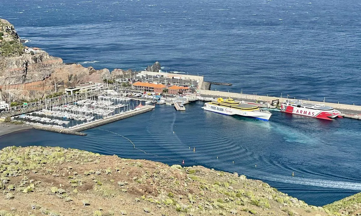 {"base": "no", "no": "Kall opp havnevakta p\u00e5 kanal 12. De vil gi deg tillatelse til \u00e5 komme inn til kanalen hvis det ikke er ferger som skal ut eller inn. Dette gj\u00f8r du f\u00f8r du kaller opp marinaen p\u00e5 kanl 9.", "se": "Kalla upp hamnvakten p\u00e5 kanal 12. De kommer att ge dig tillst\u00e5nd att komma in i kanalen om det inte finns n\u00e5gra f\u00e4rjor som ska ut eller in. Detta g\u00f6r du innan du kallar upp marinan p\u00e5 kanal 9.", "en": "Call the harbor watch on channel 12. They will give you permission to enter the canal if there are no ferries entering or leaving. Do this before you call the marina on channel 9.", "da": "Kald op havnevagten p\u00e5 kanal 12. De vil give dig tilladelse til at komme ind i kanalen, hvis der ikke er f\u00e6rger, der skal ud eller ind. Dette g\u00f8r du, f\u00f8r du kalder op marinaen p\u00e5 kanal 9.", "fr": "Appelez la vigie du port sur le canal 12. Ils vous donneront la permission d'entrer dans le canal s'il n'y a pas de ferries qui entrent ou sortent. Faites cela avant d'appeler la marina sur le canal 9.", "de": "Rufen Sie die Hafenwache auf Kanal 12 auf. Sie werden Ihnen die Erlaubnis geben, in den Kanal einzufahren, wenn keine F\u00e4hren ein- oder ausfahren. Dies tun Sie, bevor Sie die Marina auf Kanal 9 aufrufen.", "es": "Llame a la guardia del puerto en el canal 12. Te dar\u00e1n permiso para entrar al canal si no hay transbordadores que entren o salgan. Esto lo haces antes de llamar a la marina en el canal 9.", "it": "Chiama la guardia portuale sul canale 12. Ti daranno il permesso di entrare nel canale se non ci sono traghetti in entrata o in uscita. Fai questo prima di chiamare il marina sul canale 9.", "pt": "Chame a guarda do porto no canal 12. Eles lhe dar\u00e3o permiss\u00e3o para entrar no canal se n\u00e3o houver balsas saindo ou entrando. Fa\u00e7a isso antes de chamar a marina no canal 9.", "nl": "Roep de havenwacht op kanaal 12 op. Zij zullen je toestemming geven om de kanaal binnen te komen, mits er geen veerboten in- of uitvaren. Dit doe je voordat je de jachthaven op kanaal 9 oproept.", "pl": "Wywo\u0142aj stra\u017c portow\u0105 na kanale 12. Udziel\u0105 Ci pozwolenia na wp\u0142yni\u0119cie do kana\u0142u, je\u015bli nie ma prom\u00f3w wchodz\u0105cych lub wychodz\u0105cych. Zr\u00f3b to, zanim wywo\u0142asz marin\u0119 na kanale 9.", "uk": "\u0412\u0438\u043a\u043b\u0438\u0447\u0442\u0435 \u0433\u0430\u0432\u0430\u043d\u044c\u0441\u044c\u043a\u043e\u0433\u043e \u0432\u0430\u0440\u0442\u043e\u0432\u043e\u0433\u043e \u043d\u0430 \u043a\u0430\u043d\u0430\u043b\u0456 12. \u0412\u043e\u043d\u0438 \u0434\u0430\u0434\u0443\u0442\u044c \u0432\u0430\u043c \u0434\u043e\u0437\u0432\u0456\u043b \u0437\u0430\u0439\u0442\u0438 \u0432 \u043a\u0430\u043d\u0430\u043b, \u044f\u043a\u0449\u043e \u043d\u0435\u043c\u0430\u0454 \u043f\u043e\u0440\u043e\u043c\u0456\u0432, \u044f\u043a\u0456 \u0432\u0438\u0445\u043e\u0434\u044f\u0442\u044c \u0430\u0431\u043e \u0432\u0445\u043e\u0434\u044f\u0442\u044c. \u0426\u0435 \u0441\u043b\u0456\u0434 \u0437\u0440\u043e\u0431\u0438\u0442\u0438 \u0434\u043e \u0442\u043e\u0433\u043e, \u044f\u043a \u0432\u0438 \u0432\u0438\u043a\u043b\u0438\u0447\u0435\u0442\u0435 \u043c\u0430\u0440\u0438\u043d\u0443 \u043d\u0430 \u043a\u0430\u043d\u0430\u043b\u0456 9.", "ro": "Apela\u021bi paza portului pe canalul 12. Ei v\u0103 vor da permisiunea de a intra \u00een canal dac\u0103 nu sunt feriboturi care intr\u0103 sau ies. Face\u021bi acest lucru \u00eenainte de a apela marina pe canalul 9.", "tr": "Kanal 12'den liman n\u00f6bet\u00e7isini \u00e7a\u011f\u0131r\u0131n. Giri\u015f ve \u00e7\u0131k\u0131\u015f yapmakta olan feribotlar yoksa size kanala girme izni vereceklerdir. Bu i\u015flemi, kanal 9'dan marinan\u0131n \u00e7a\u011fr\u0131lmas\u0131ndan \u00f6nce yap\u0131n.", "el": "\u039a\u03b1\u03bb\u03ad\u03c3\u03c4\u03b5 \u03c4\u03bf\u03bd \u03bb\u03b9\u03bc\u03b5\u03bd\u03b9\u03ba\u03cc \u03c6\u03c1\u03bf\u03c5\u03c1\u03cc \u03c3\u03c4\u03bf \u03ba\u03b1\u03bd\u03ac\u03bb\u03b9 12. \u0398\u03b1 \u03c3\u03b1\u03c2 \u03b4\u03ce\u03c3\u03bf\u03c5\u03bd \u03ac\u03b4\u03b5\u03b9\u03b1 \u03bd\u03b1 \u03b5\u03b9\u03c3\u03ad\u03bb\u03b8\u03b5\u03c4\u03b5 \u03c3\u03c4\u03bf \u03ba\u03b1\u03bd\u03ac\u03bb\u03b9 \u03b5\u03ac\u03bd \u03b4\u03b5\u03bd \u03c5\u03c0\u03ac\u03c1\u03c7\u03bf\u03c5\u03bd \u03c0\u03bb\u03bf\u03af\u03b1 \u03c0\u03bf\u03c5 \u03b2\u03b3\u03b1\u03af\u03bd\u03bf\u03c5\u03bd \u03ae \u03b5\u03b9\u03c3\u03ad\u03c1\u03c7\u03bf\u03bd\u03c4\u03b1\u03b9. \u0391\u03c5\u03c4\u03cc \u03c4\u03bf \u03ba\u03ac\u03bd\u03b5\u03c4\u03b5 \u03c0\u03c1\u03b9\u03bd \u03ba\u03b1\u03bb\u03ad\u03c3\u03b5\u03c4\u03b5 \u03c4\u03b7 \u03bc\u03b1\u03c1\u03af\u03bd\u03b1 \u03c3\u03c4\u03bf \u03ba\u03b1\u03bd\u03ac\u03bb\u03b9 9.", "cs": "Volejte p\u0159\u00edstavn\u00ed str\u00e1\u017e na kan\u00e1lu 12. Daj\u00ed v\u00e1m povolen\u00ed vjet do kan\u00e1lu, pokud zde pr\u00e1v\u011b nejsou trajekty, kter\u00e9 vyplouvaj\u00ed nebo vplouvaj\u00ed. To mus\u00edte ud\u011blat p\u0159ed t\u00edm, ne\u017e zavol\u00e1te na mar\u00ednu na kan\u00e1lu 9.", "hu": "H\u00edvd fel a kik\u00f6t\u0151 \u0151rs\u00e9g\u00e9t a 12-es csatorn\u00e1n. \u0150k enged\u00e9lyt adnak a csatorn\u00e1ba val\u00f3 bel\u00e9p\u00e9shez, ha nincsenek kompok, amelyek ki vagy be akarnak j\u00f6nni. Ezt tedd meg, miel\u0151tt a 9-es csatorn\u00e1n kereszt\u00fcl h\u00edvn\u00e1d a marin\u00e1t.", "fi": "Kutsu satamavahti kanavalla 12. He antavat sinulle luvan tulla kanavaan, jos ei ole lauttoja, jotka ovat menossa sis\u00e4\u00e4n tai ulos. Tee t\u00e4m\u00e4 ennen kuin kutsut satamaa kanavalla 9.", "bg": "\u0418\u0437\u0432\u0438\u043a\u0430\u0439\u0442\u0435 \u043f\u0440\u0438\u0441\u0442\u0430\u043d\u0438\u0449\u043d\u0430\u0442\u0430 \u043e\u0445\u0440\u0430\u043d\u0430 \u043d\u0430 \u043a\u0430\u043d\u0430\u043b 12. \u0422\u0435 \u0449\u0435 \u0432\u0438 \u0434\u0430\u0434\u0430\u0442 \u0440\u0430\u0437\u0440\u0435\u0448\u0435\u043d\u0438\u0435 \u0434\u0430 \u0432\u043b\u0435\u0437\u0435\u0442\u0435 \u0432 \u043a\u0430\u043d\u0430\u043b\u0430, \u0430\u043a\u043e \u043d\u044f\u043c\u0430 \u0444\u0435\u0440\u0438\u0431\u043e\u0442\u0438, \u043a\u043e\u0438\u0442\u043e \u0434\u0430 \u0438\u0437\u043b\u0438\u0437\u0430\u0442 \u0438\u043b\u0438 \u0432\u043b\u0438\u0437\u0430\u0442. \u0422\u043e\u0432\u0430 \u0442\u0440\u044f\u0431\u0432\u0430 \u0434\u0430 \u043d\u0430\u043f\u0440\u0430\u0432\u0438\u0442\u0435, \u043f\u0440\u0435\u0434\u0438 \u0434\u0430 \u0438\u0437\u0432\u0438\u043a\u0430\u0442\u0435 \u043c\u0430\u0440\u0438\u043d\u0430\u0442\u0430 \u043d\u0430 \u043a\u0430\u043d\u0430\u043b 9.", "sr": "Pozovite lu\u010dku stra\u017eu na kanalu 12. Oni \u0107e vam dati dozvolu da u\u0111ete u kanal ako nema trajekata koji izlaze ili ulaze. Ovo uradite pre nego \u0161to pozovete marinu na kanalu 9.", "et": "Kutsu sadama patrull kanalil 12. Nad annavad sulle loa kanalisse sisenemiseks, kui seal ei ole praame, mis tulevad v\u00f5i l\u00e4hevad. Seda tee enne, kui kutsud jaama kanalil 9.", "lv": "Sazinieties ar ostas apsardzi uz kan\u0101la 12. Vi\u0146i jums dos at\u013cauju iebraukt kan\u0101l\u0101, ja nav pr\u0101mju, kas iziet vai ieiet. To dariet, pirms sazin\u0101ties ar jahtu ostu uz kan\u0101la 9.", "lt": "I\u0161kvieskite uosto apsaug\u0105 12 kanalu. Jie suteiks jums leidim\u0105 \u012fplaukti \u012f kanal\u0105, jei n\u0117ra kelt\u0173, kurie turi i\u0161plaukti arba \u012fplaukti. Tai padarykite prie\u0161 kviesdami prieplauk\u0105 9 kanalu."}