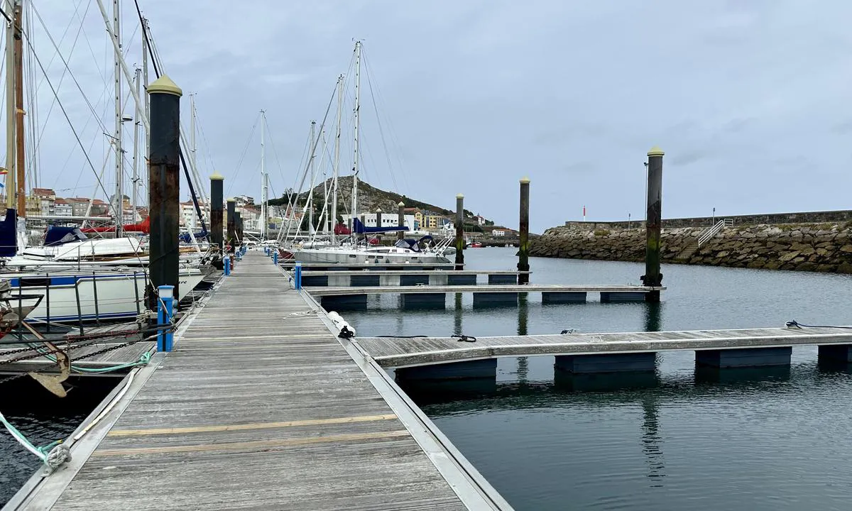 MARINA MUXIA: {"base": "no", "no": "Bryggeanlegget er ca 10 \u00e5r gammelt og en del av plankene p\u00e5 pantoonen er d\u00e5rlige.", "se": "Brygganl\u00e4ggningen \u00e4r cirka 10 \u00e5r gammal och en del av plankorna p\u00e5 pontonen \u00e4r d\u00e5liga.", "en": "The pier facility is about 10 years old and some of the planks on the pontoon are in poor condition.", "da": "Broanl\u00e6gget er ca. 10 \u00e5r gammelt og en del af plankerne p\u00e5 pontonen er d\u00e5rlige.", "fr": "L'installation du quai a environ 10 ans et certaines des planches sur le ponton sont en mauvais \u00e9tat.", "de": "Die Steganlage ist etwa 10 Jahre alt und einige der Bretter auf dem Ponton sind besch\u00e4digt.", "es": "El muelle tiene aproximadamente 10 a\u00f1os y algunas de las tablas del pont\u00f3n est\u00e1n en mal estado.", "it": "Il molo ha circa 10 anni e alcune delle assi del pontone sono danneggiate.", "pt": "A instala\u00e7\u00e3o do cais tem cerca de 10 anos e algumas das t\u00e1buas no pont\u00e3o est\u00e3o deterioradas.", "nl": "De steigerinstallatie is ongeveer 10 jaar oud en een deel van de planken op de ponton is in slechte staat.", "pl": "Pomost ma oko\u0142o 10 lat i niekt\u00f3re z desek na pontonie s\u0105 w z\u0142ym stanie.", "uk": "\u041f\u0440\u0438\u0447\u0430\u043b \u0431\u0443\u0432 \u043f\u043e\u0431\u0443\u0434\u043e\u0432\u0430\u043d\u0438\u0439 \u043f\u0440\u0438\u0431\u043b\u0438\u0437\u043d\u043e 10 \u0440\u043e\u043a\u0456\u0432 \u0442\u043e\u043c\u0443, \u0456 \u0447\u0430\u0441\u0442\u0438\u043d\u0430 \u0434\u043e\u0449\u043e\u043a \u043d\u0430 \u043f\u043e\u043d\u0442\u043e\u043d\u0456 \u0437\u043d\u0430\u0445\u043e\u0434\u044f\u0442\u044c\u0441\u044f \u0432 \u043f\u043e\u0433\u0430\u043d\u043e\u043c\u0443 \u0441\u0442\u0430\u043d\u0456.", "ro": "Instala\u021bia de debarcader are aproximativ 10 ani \u0219i o parte din sc\u00e2ndurile de pe ponton sunt deteriorate.", "tr": "\u0130skele tesisi yakla\u015f\u0131k 10 y\u0131ll\u0131kt\u0131r ve panton \u00fczerindeki tahtalar\u0131n bir k\u0131sm\u0131 k\u00f6t\u00fc durumdad\u0131r.", "el": "\u0397 \u03b5\u03b3\u03ba\u03b1\u03c4\u03ac\u03c3\u03c4\u03b1\u03c3\u03b7 \u03c4\u03b7\u03c2 \u03c0\u03c1\u03bf\u03b2\u03bb\u03ae\u03c4\u03b1\u03c2 \u03b5\u03af\u03bd\u03b1\u03b9 \u03c0\u03b5\u03c1\u03af\u03c0\u03bf\u03c5 10 \u03b5\u03c4\u03ce\u03bd \u03ba\u03b1\u03b9 \u03bf\u03c1\u03b9\u03c3\u03bc\u03ad\u03bd\u03b5\u03c2 \u03b1\u03c0\u03cc \u03c4\u03b9\u03c2 \u03c3\u03b1\u03bd\u03af\u03b4\u03b5\u03c2 \u03c3\u03c4\u03b7\u03bd \u03c0\u03bf\u03bd\u03c4\u03cc\u03bd\u03b1 \u03b5\u03af\u03bd\u03b1\u03b9 \u03ba\u03b1\u03ba\u03ad\u03c2.", "cs": "P\u0159\u00edstavi\u0161t\u011b je p\u0159ibli\u017en\u011b 10 let star\u00e9 a n\u011bkter\u00e9 prkna na pontonu jsou po\u0161kozen\u00e9.", "hu": "A m\u00f3l\u00f3l\u00e9tes\u00edtm\u00e9ny k\u00f6r\u00fclbel\u00fcl 10 \u00e9ves, \u00e9s a pantoon n\u00e9h\u00e1ny deszk\u00e1ja rossz \u00e1llapotban van.", "fi": "Laiturirakenteet ovat noin 10 vuotta vanhoja, ja osa lautoista ponttonissa on huonoja.", "bg": "\u041f\u0440\u0438\u0441\u0442\u0430\u043d\u0438\u0449\u043d\u043e\u0442\u043e \u0441\u044a\u043e\u0440\u044a\u0436\u0435\u043d\u0438\u0435 \u0435 \u043d\u0430 \u043e\u043a\u043e\u043b\u043e 10 \u0433\u043e\u0434\u0438\u043d\u0438 \u0438 \u043d\u044f\u043a\u043e\u0438 \u043e\u0442 \u0434\u044a\u0441\u043a\u0438\u0442\u0435 \u043d\u0430 \u043f\u043e\u043d\u0442\u043e\u043d\u0430 \u0441\u0430 \u0432 \u043b\u043e\u0448\u043e \u0441\u044a\u0441\u0442\u043e\u044f\u043d\u0438\u0435.", "sr": "\u041f\u043b\u0443\u0442\u0430\u0447\u0438 \u043e\u0431\u0458\u0435\u043a\u0430\u0442 \u0458\u0435 \u0441\u0442\u0430\u0440 \u043e\u043a\u043e 10 \u0433\u043e\u0434\u0438\u043d\u0430 \u0438 \u0434\u0435\u043e \u0434\u0430\u0441\u0430\u043a\u0430 \u043d\u0430 \u043f\u043e\u043d\u0442\u043e\u043d\u0443 \u0458\u0435 \u0443 \u043b\u043e\u0448\u0435\u043c \u0441\u0442\u0430\u045a\u0443.", "et": "Sildumajandus on umbes 10 aastat vana ja osa pantoone plankudest on halvas seisukorras.", "lv": "Apk\u0101rtnes piest\u0101tne ir apm\u0113ram 10 gadus veca, un da\u013ca pontona d\u0113\u013cu ir slikti.", "lt": "Prieplaukos \u012frenginys yra apie 10 met\u0173 senumo, o dalis plok\u0161\u010di\u0173 ant pontono yra prastos b\u016bkl\u0117s."}