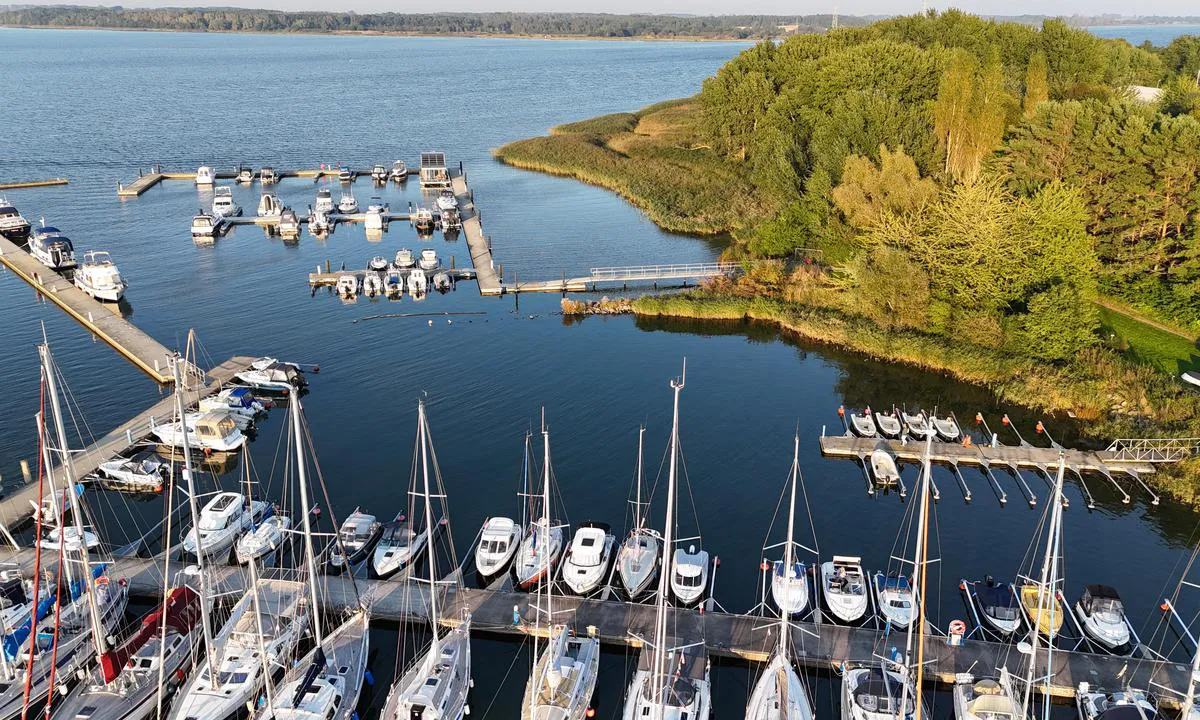 {"base": "de", "no": "Marina Neuhof", "se": "Marina Neuhof", "en": "Marina Neuhof", "da": "Marina Neuhof", "fr": "Marina Neuhof", "de": "Marina Neuhof", "es": "Marina Neuhof", "it": "Marina Neuhof", "pt": "Marina Neuhof", "nl": "Jachthaven Neuhof", "pl": "Marina Neuhof", "uk": "<p>\u041c\u0430\u0440\u0438\u043d\u0430 \u041d\u043e\u0439\u0433\u043e\u0444</p>", "ro": "Marina Neuhof", "tr": "Neuhof Marina", "el": "\u039c\u03b1\u03c1\u03af\u03bd\u03b1 \u039d\u03cc\u03b9\u03c7\u03bf\u03c6", "cs": "Marina Neuhof", "hu": "Marina Neuhof", "fi": "Marina Neuhof", "bg": "\u041c\u0430\u0440\u0438\u043d\u0430 \u041d\u043e\u0439\u0445\u043e\u0444", "sr": "\u041c\u0430\u0440\u0438\u043d\u0430 \u041d\u043e\u0458\u0445\u043e\u0444", "et": "Marina Neuhof", "lv": "Marina Neuhof", "lt": "Marina Neuhof"}