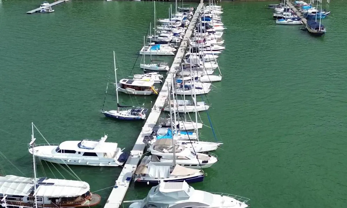 Marina Pier 46: {"base": "en", "no": "Kaiplasser med vann, str\u00f8m og Wi-Fi tilgjengelig.", "se": "F\u00f6rt\u00f6jningsplatser med vatten, energi och Wi-Fi tillg\u00e4ngligt.", "en": "Berths with water, energy and Wi-Fi available.", "da": "Kajpladser med vand, str\u00f8m og Wi-Fi tilg\u00e6ngelig."}