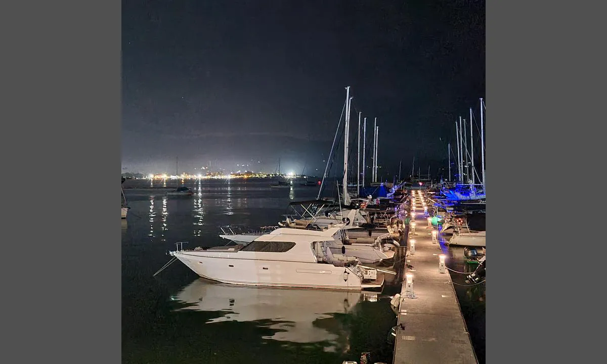 Marina Pier 46: {"base": "en", "no": "Rolige farvann om natten.", "se": "Lugnt vatten under n\u00e4tterna.", "en": "Calm waters during nights.", "da": "Rolige vande om natten."}