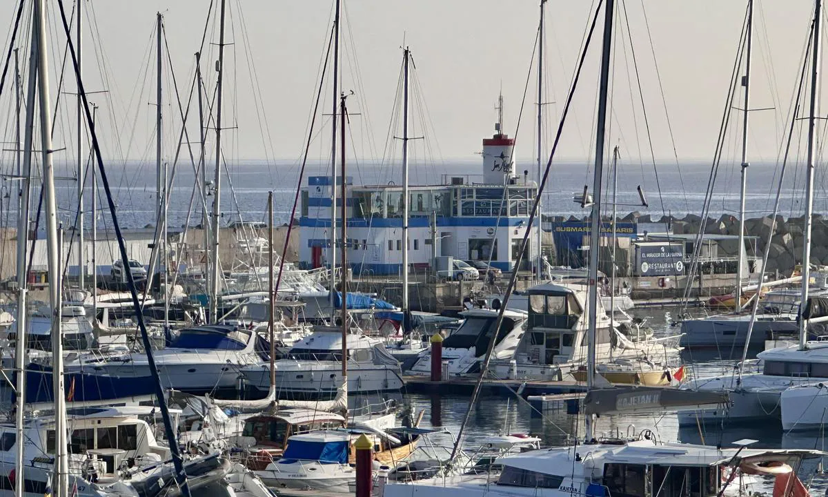 Marina San Miguel: {"base": "no", "no": "Fort\u00f8yning b\u00e5de med uterigger og med bunntau.", "se": "F\u00f6rt\u00f6jning b\u00e5de med utliggare och med bottenlina.", "en": "Mooring both with a pontoon and with bottom lines.", "da": "Fort\u00f8jning b\u00e5de med udrigger og med bundtov.", "fr": "Amarrage \u00e0 la fois avec un ponton et une ancre.", "de": "Festmachen sowohl mit Ausleger als auch mit Grundtau.", "es": "Atraque tanto con brazo de amarre como con cabo de fondo.", "it": "Ormeggio sia con travezzi che con gavitelli.", "pt": "Amarra\u00e7\u00e3o tanto com esparrela quanto com cabo de fundo.", "nl": "Aankoppeling is mogelijk met zowel een boegspriet als een bodemlijn.", "pl": "Cumowanie zar\u00f3wno do dalby, jak i z lin\u0105 kotwiczn\u0105.", "uk": "\u0428\u0432\u0430\u0440\u0442\u0443\u0432\u0430\u043d\u043d\u044f \u0437 \u0432\u0438\u043a\u043e\u0440\u0438\u0441\u0442\u0430\u043d\u043d\u044f\u043c \u0443\u0442\u0440\u0438\u043c\u0443\u0432\u0430\u043b\u044c\u043d\u043e\u0433\u043e \u0432\u0430\u0436\u0435\u043b\u044f \u0442\u0430 \u043a\u043e\u0440\u043c\u043e\u0432\u043e\u0433\u043e \u043a\u0456\u043d\u0446\u044f.", "ro": "Ancorare at\u00e2t cu ponton lateral, c\u00e2t \u0219i cu par\u00e2m\u0103 de fund.", "tr": "Gemi ba\u011flama hem uzatma kollar\u0131yla hem de dip halatlar\u0131yla yap\u0131l\u0131r.", "el": "\u0394\u03b5\u03ba\u03b1\u03c4\u03cc\u03c0\u03bb\u03c9\u03c3\u03b7 \u03c4\u03cc\u03c3\u03bf \u03bc\u03b5 \u03c3\u03b9\u03b4\u03b7\u03c1\u03bf\u03c1\u03cc\u03c0\u03b1\u03bb\u03bf \u03cc\u03c3\u03bf \u03ba\u03b1\u03b9 \u03bc\u03b5 \u03c5\u03c0\u03bf\u03b8\u03b1\u03bb\u03ac\u03c3\u03c3\u03b9\u03bf \u03c3\u03c7\u03bf\u03b9\u03bd\u03af.", "cs": "Upevn\u011bn\u00ed jak s ramenem, tak se spodn\u00edm lanem.", "hu": "Kik\u00f6t\u00e9s mindk\u00e9t oldalon swing karokkal \u00e9s fen\u00e9k k\u00f6t\u00e9llel.", "fi": "Kiinnitys sek\u00e4 aisapaikalle ett\u00e4 pohjataupasteille.", "bg": "\u0428\u0432\u0430\u0440\u0442\u043e\u0432\u0430\u043d\u0435 \u043a\u0430\u043a\u0442\u043e \u0441 \u0432\u044a\u0436\u0435\u0442\u0430 \u0437\u0430 \u0437\u0430\u0432\u044a\u0440\u0437\u0432\u0430\u043d\u0435 \u043d\u0430 \u043a\u044a\u0440\u043c\u0430\u0442\u0430 \u043e\u0442\u0441\u0442\u0440\u0430\u043d\u0438, \u0442\u0430\u043a\u0430 \u0438 \u0441 \u043f\u043e\u0434\u0434\u044a\u0440\u0436\u0430\u0449\u0438 \u0432\u044a\u0436\u0435\u0442\u0430.", "sr": "Privezivanje kako sa bo\u010dnim krakom tako i sa dnom u\u017eetom.", "et": "Kinnitada nii ujuvkaiga kui ka p\u00f5hjak\u00f6itega.", "lv": "Piestiprin\u0101\u0161ana gan ar izlici, gan ar grunts virvi.", "lt": "\u0160vartuotis galima tiek su i\u0161oriniu tvirtinimu, tiek su inkaravimo virve."}